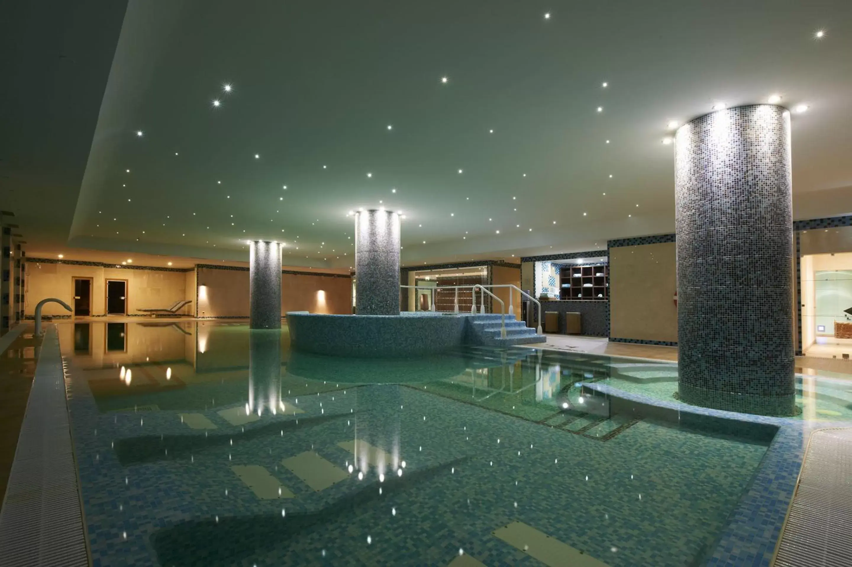 Hot Tub, Swimming Pool in Grande Real Santa Eulalia Resort & Hotel Spa
