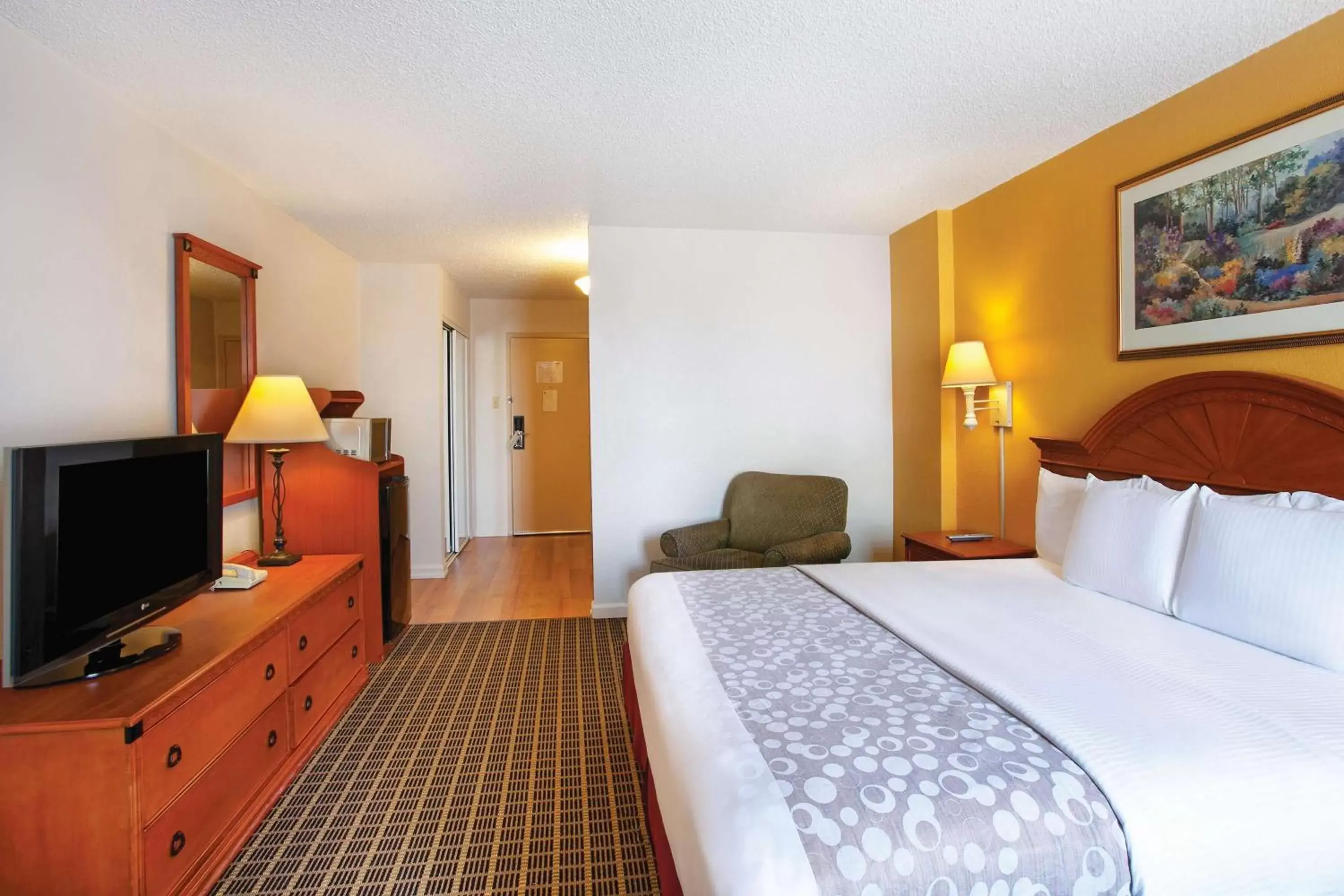 Photo of the whole room, Bed in La Quinta Inn by Wyndham Orlando International Drive North