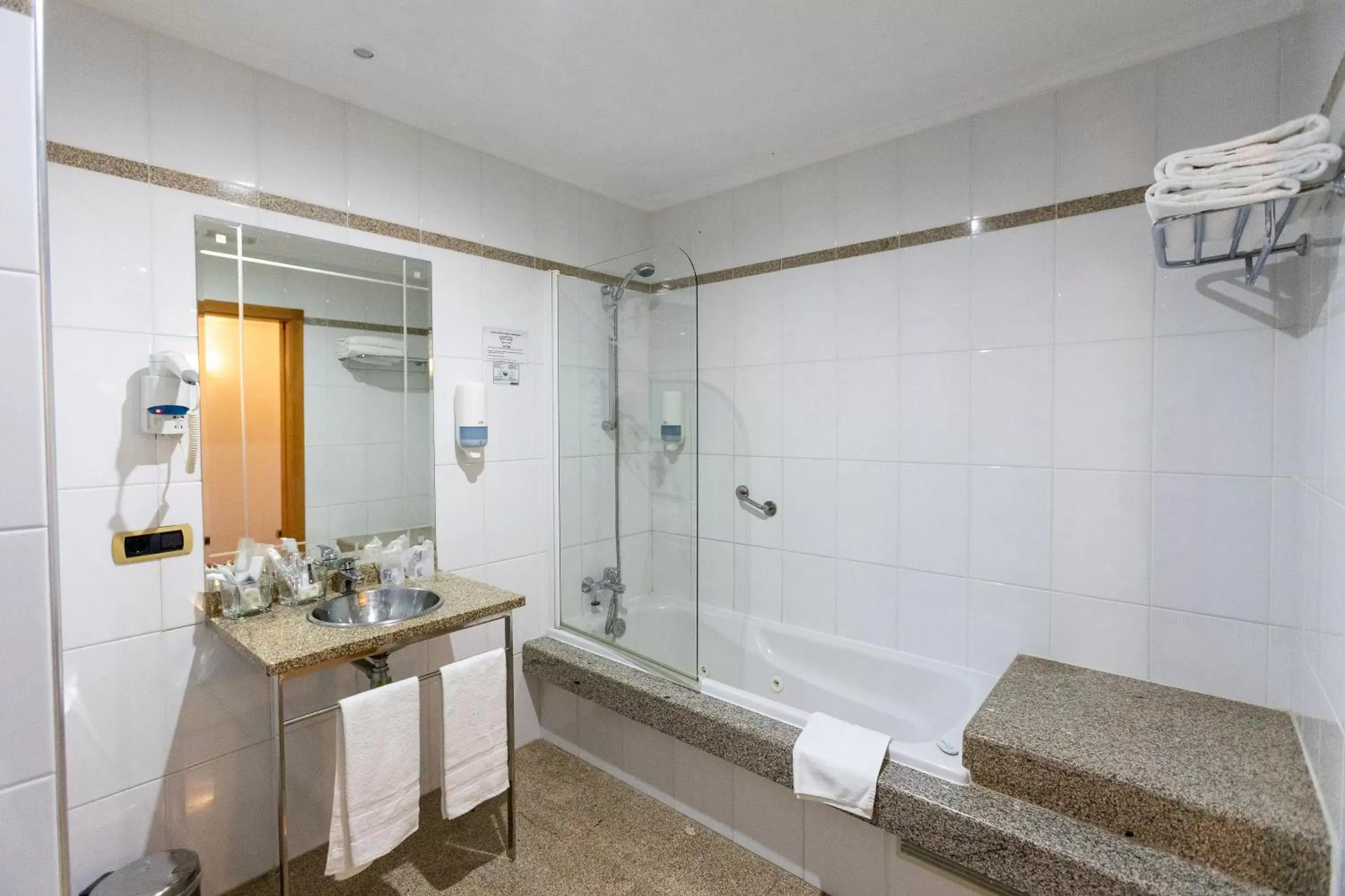 Hot Tub, Bathroom in Hotel Alfonso I