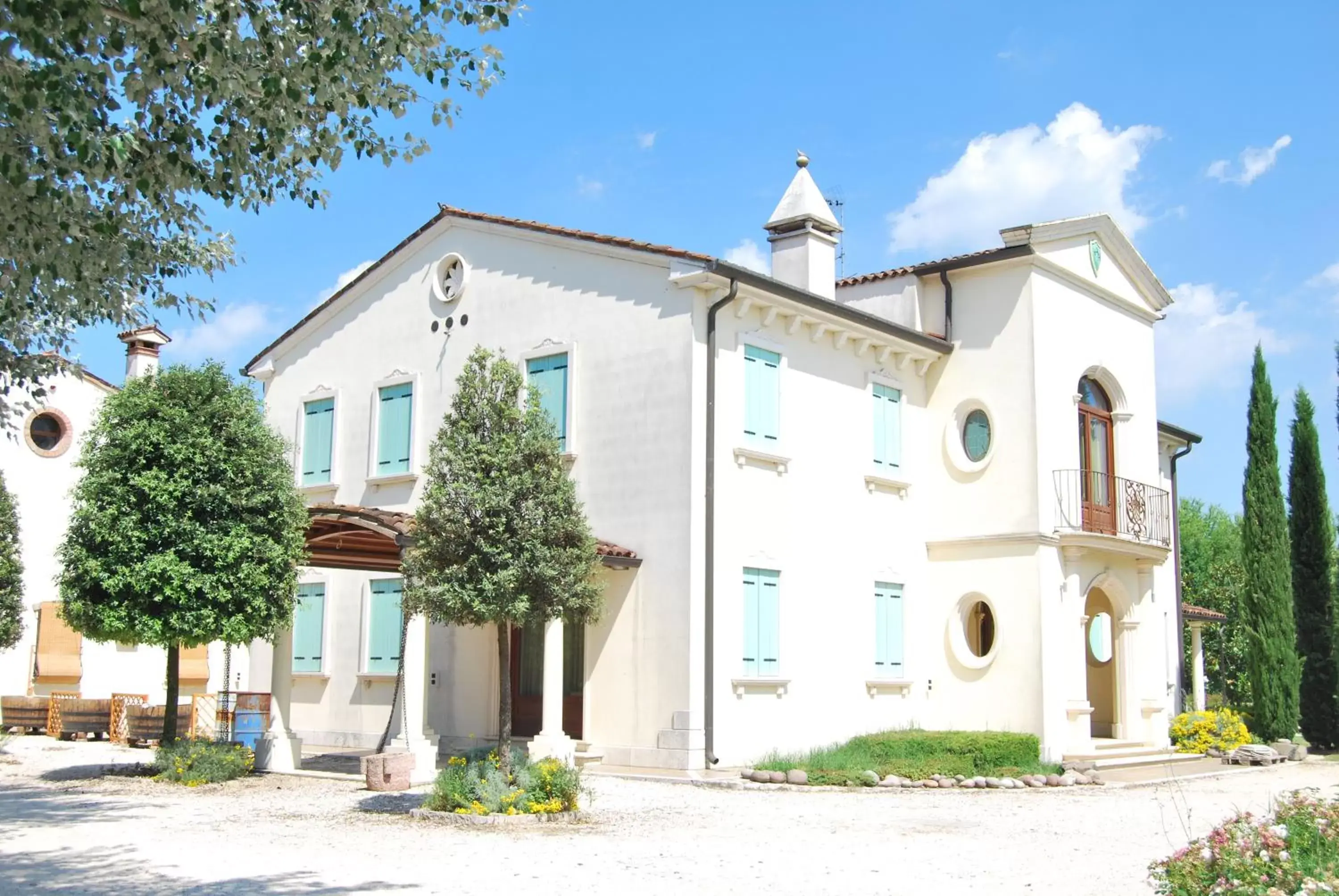 Facade/entrance, Property Building in Villamoreno