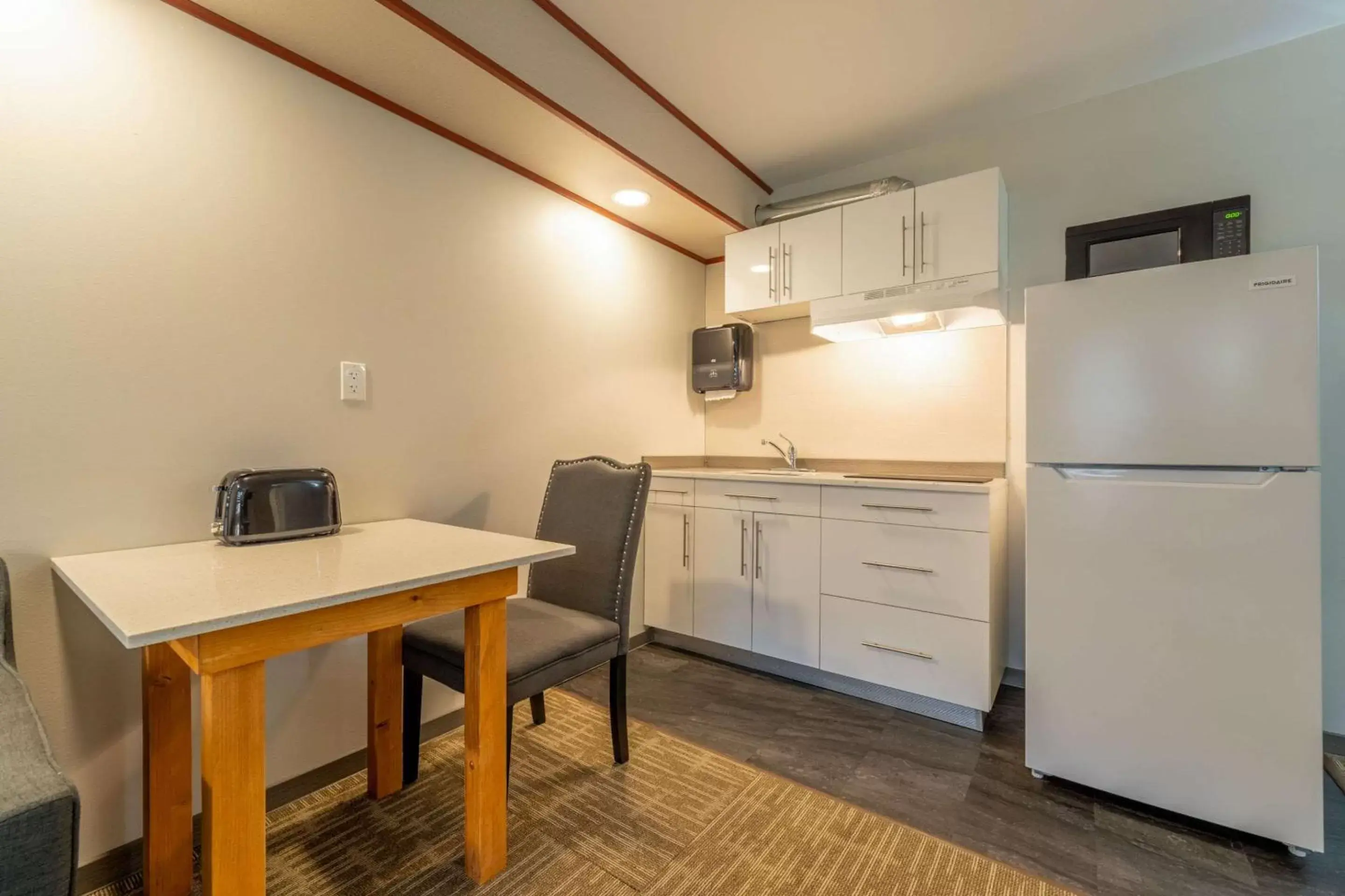 Bedroom, Kitchen/Kitchenette in Quality Inn Sunshine Suites