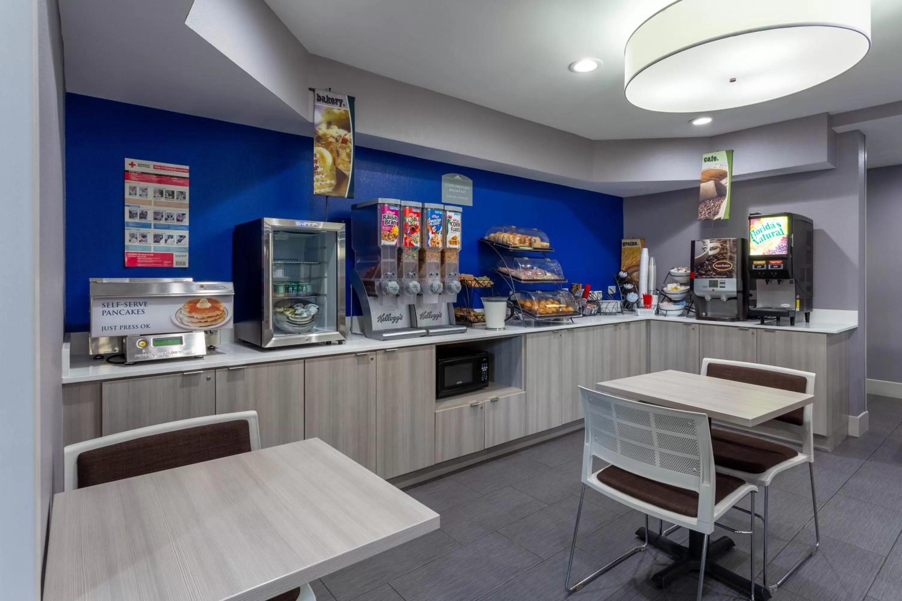 Breakfast in Microtel Inn & Suites by Wyndham Bethel/Danbury