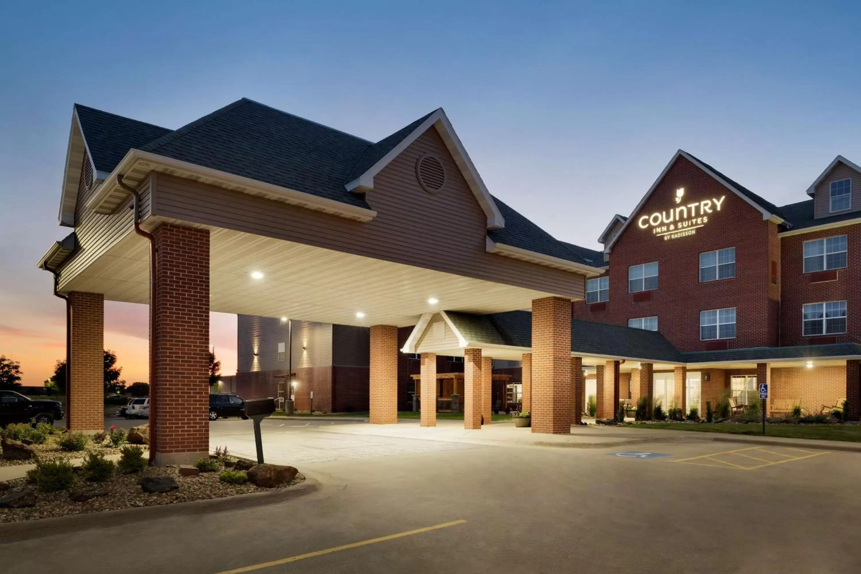 Property building in Country Inn & Suites by Radisson, Coralville, IA