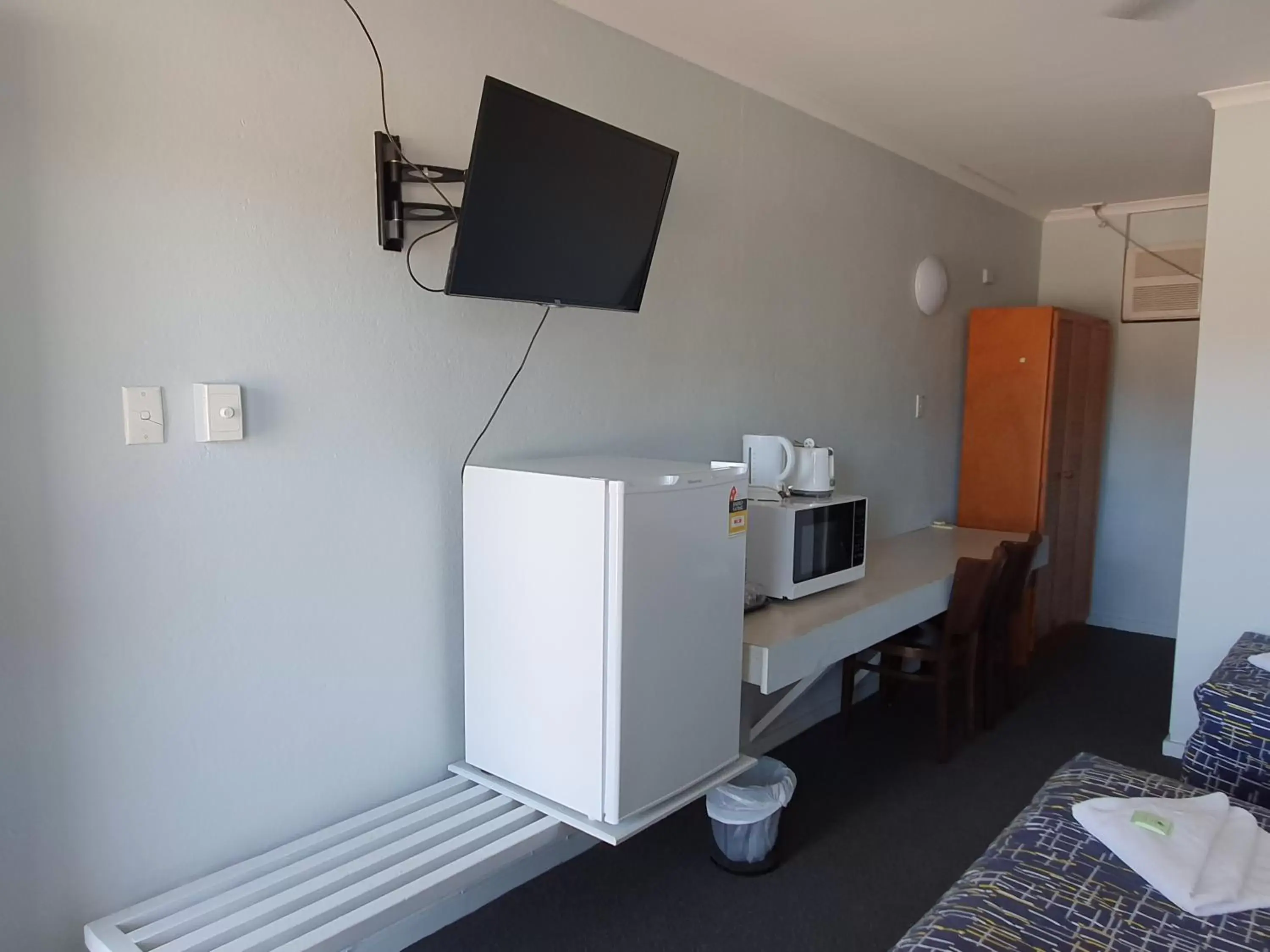 TV and multimedia, TV/Entertainment Center in Kooyong Hotel