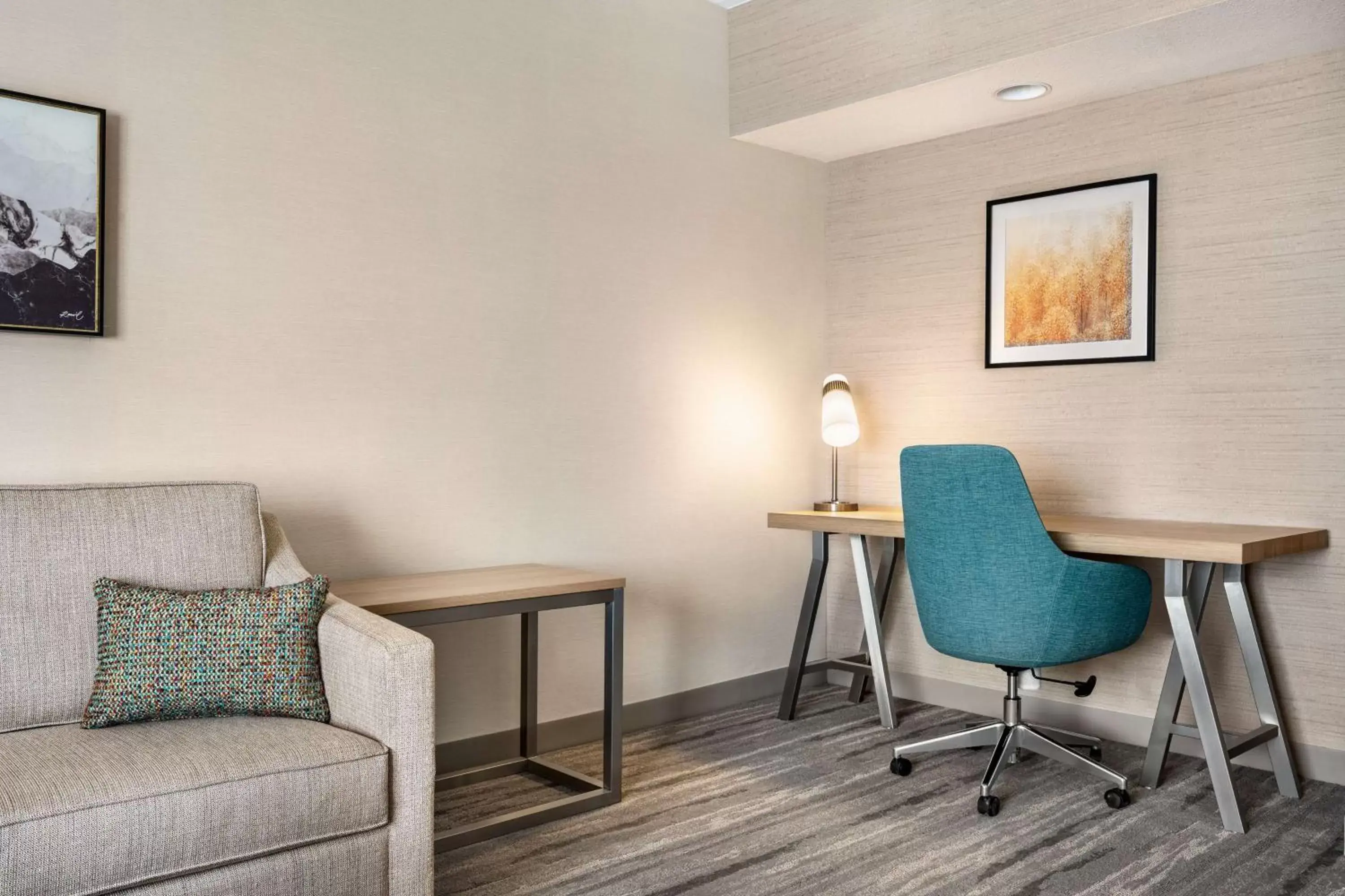 Bedroom, Seating Area in Hilton Garden Inn Fort Collins