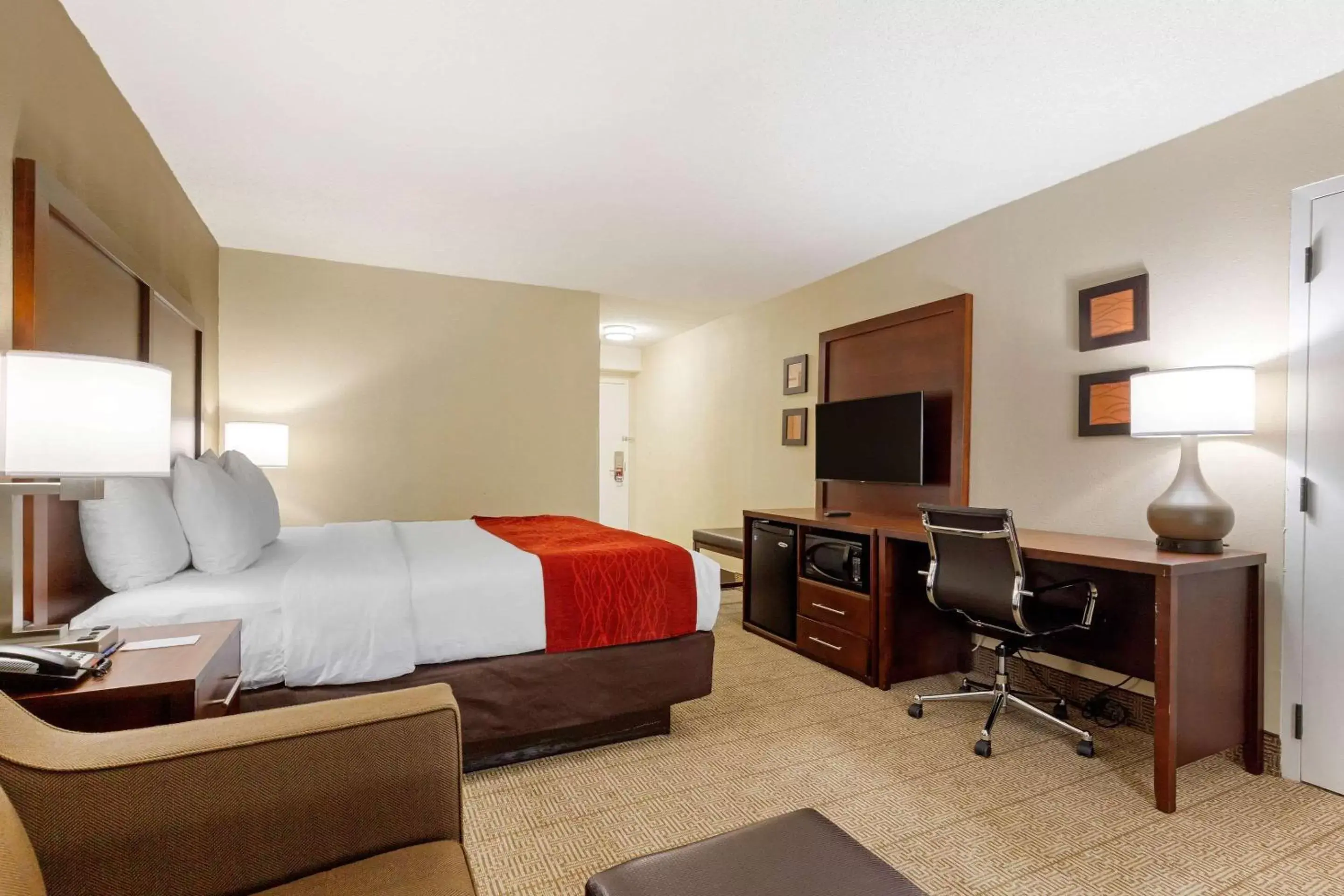 Photo of the whole room in Comfort Inn & Suites Durham near Duke University