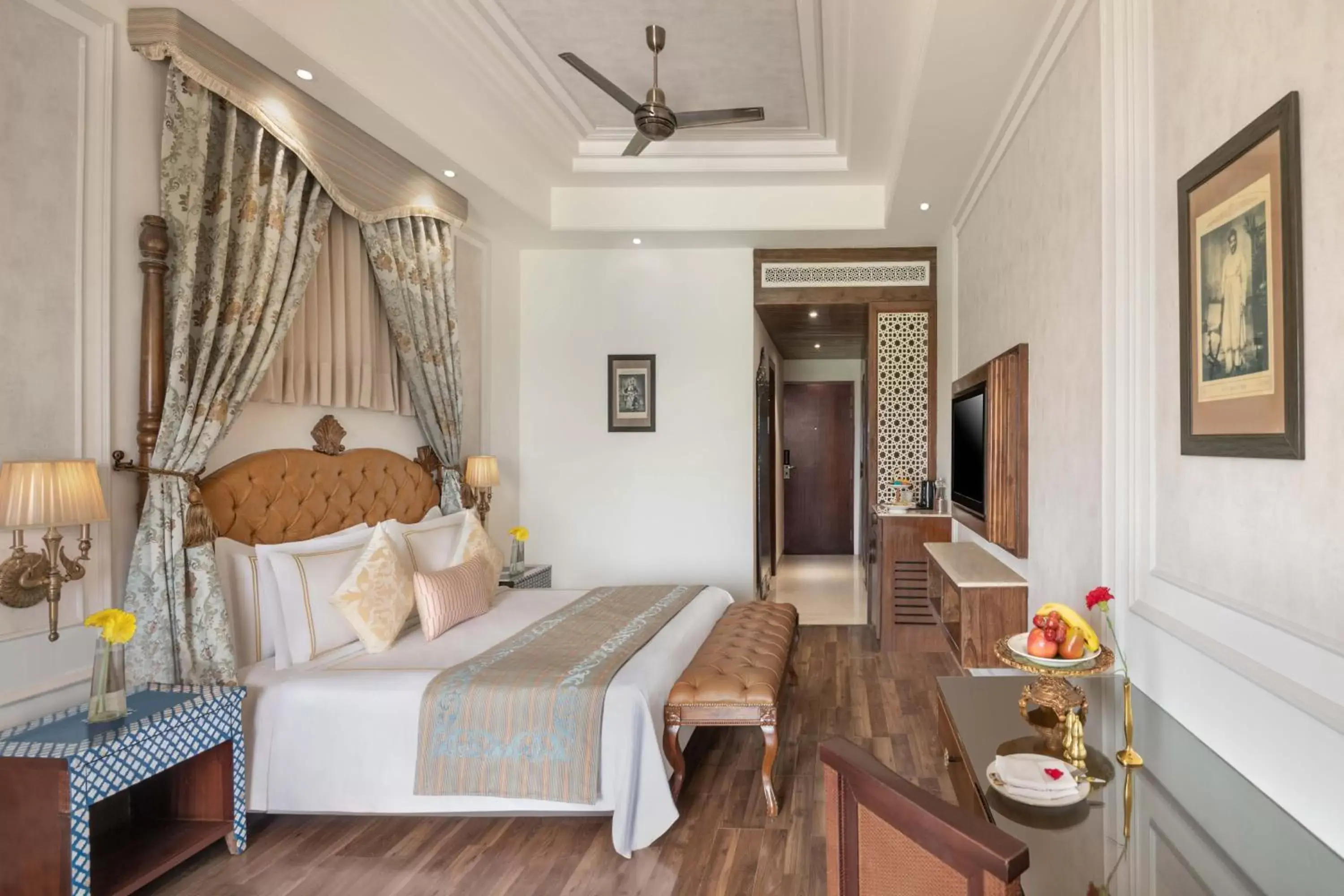 Bed in Noormahal Palace Hotel