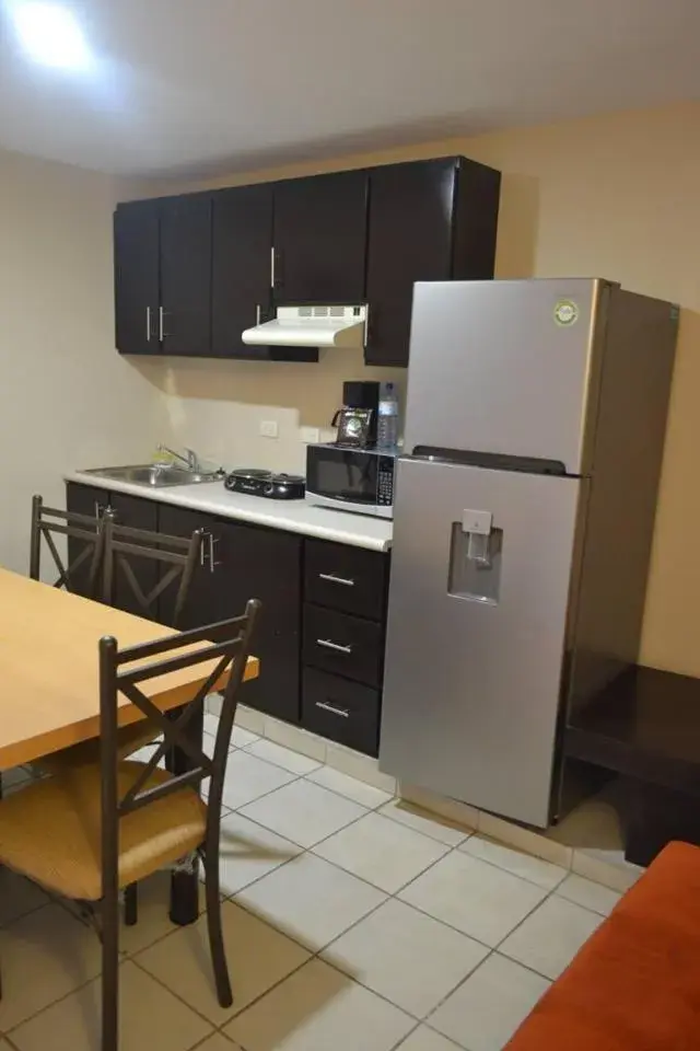 Kitchen/Kitchenette in Los Jitos Hotel & Suites