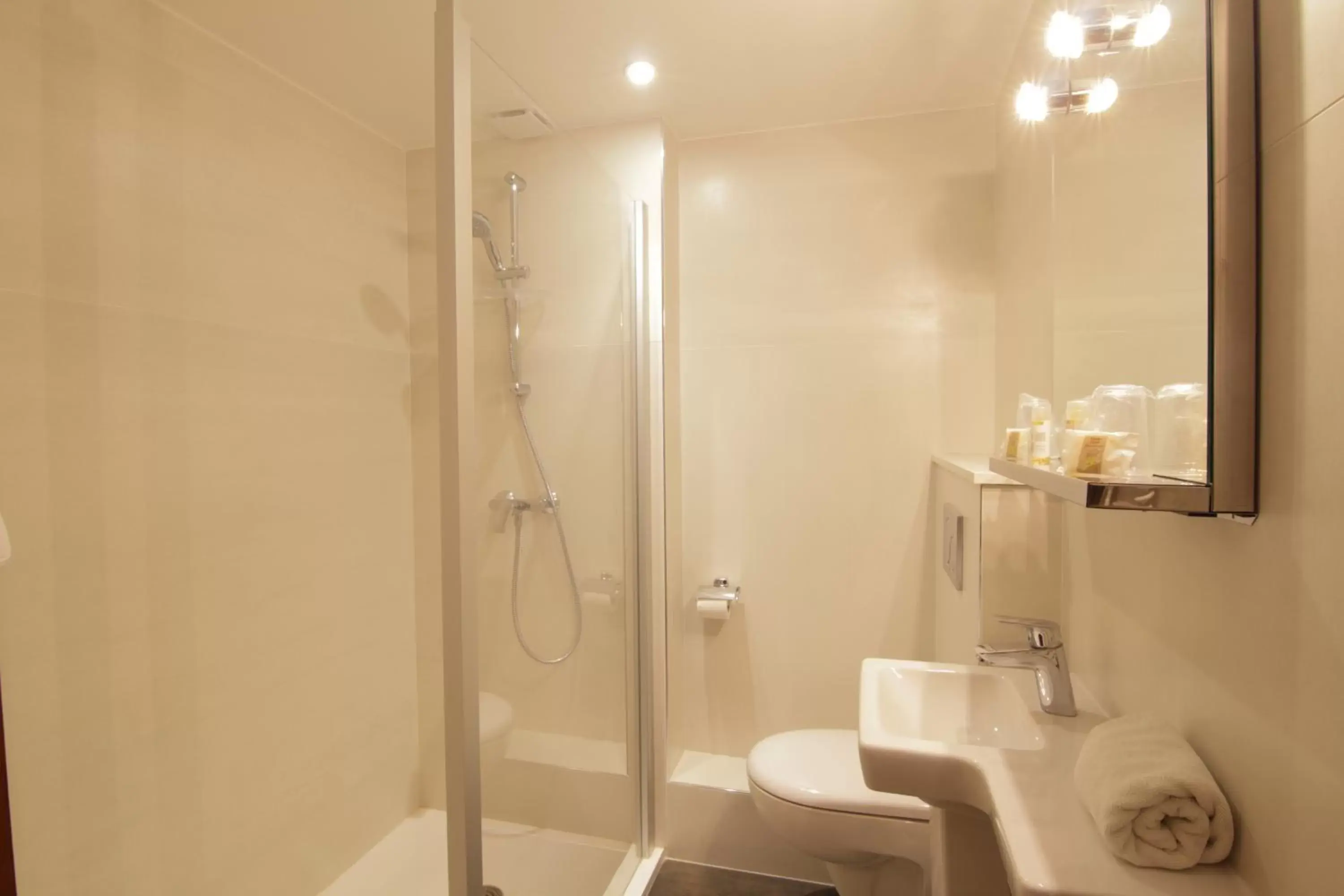 Shower, Bathroom in Hôtel La Couleuvrine Sarlat Centre Ville