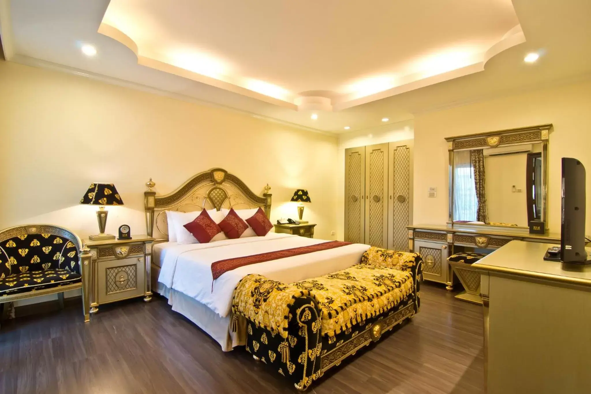Photo of the whole room, Bed in LK Royal Suite Photo of the whole room, Bed in LK Royal Suite