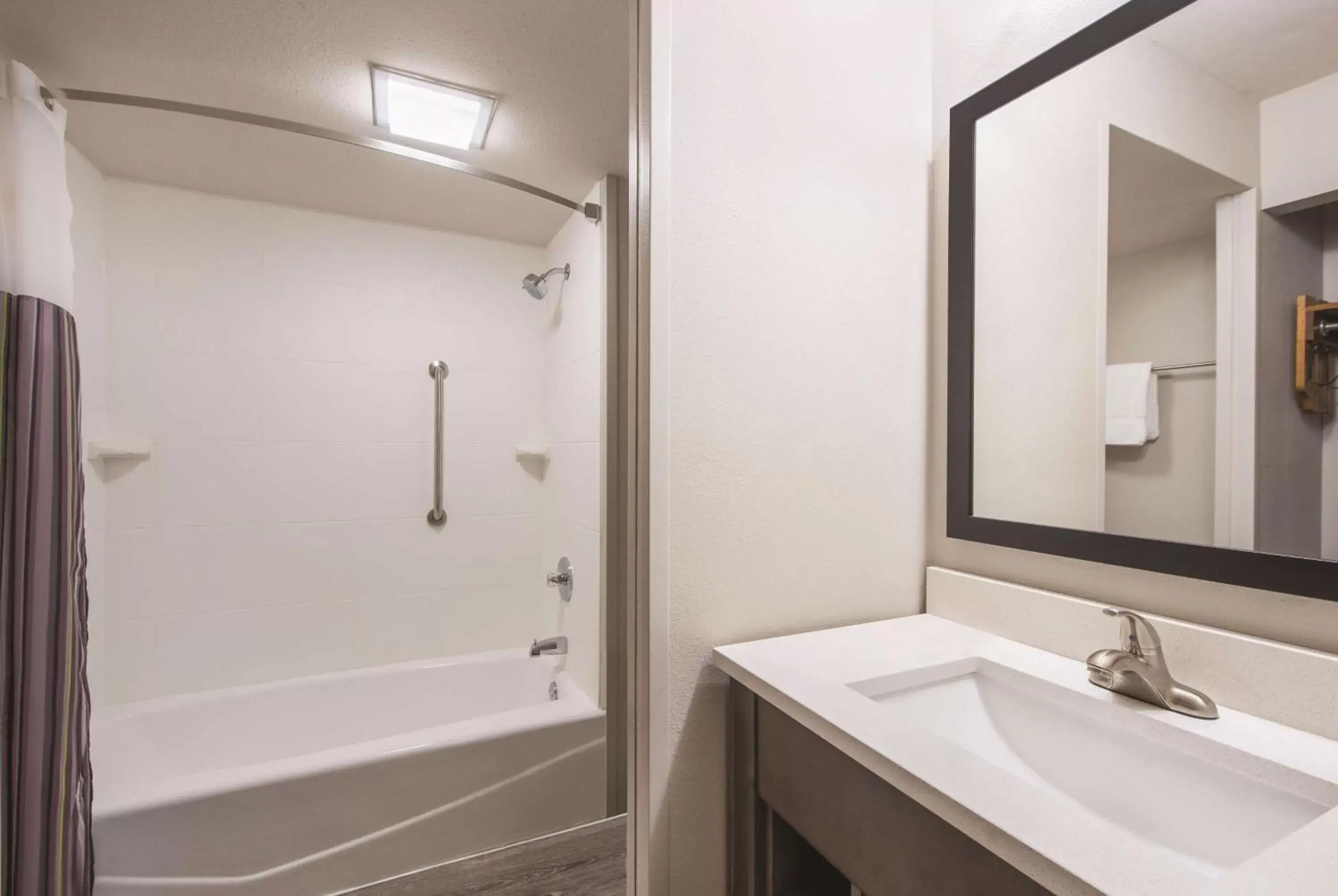Photo of the whole room, Bathroom in La Quinta by Wyndham Phoenix Mesa West