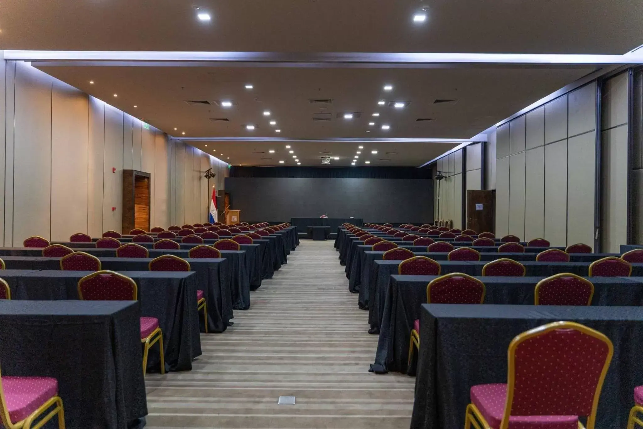 Meeting/conference room in Crowne Plaza Asunción, an IHG Hotel