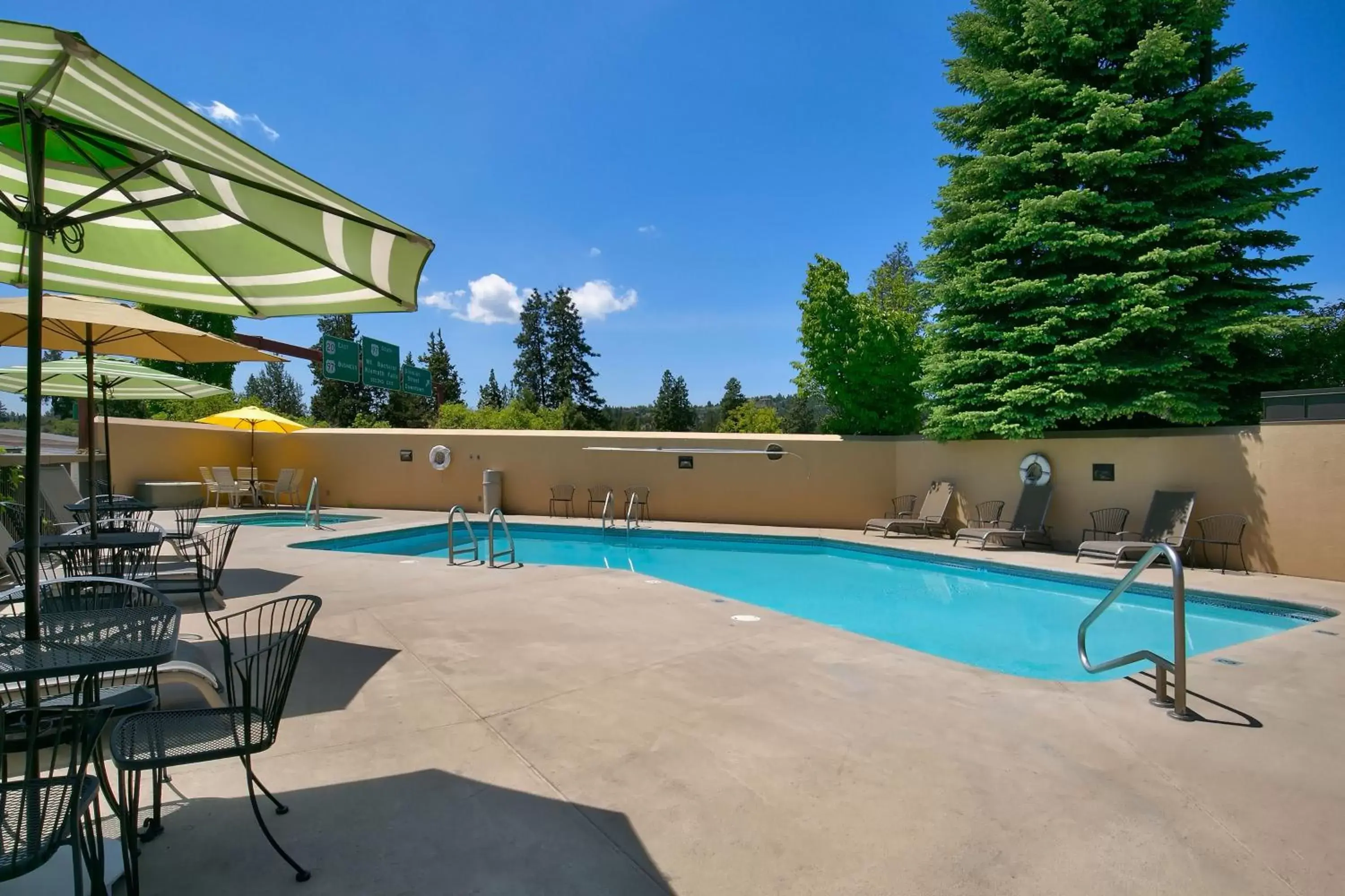 Swimming Pool in Red Lion Inn & Suites Deschutes River - Bend