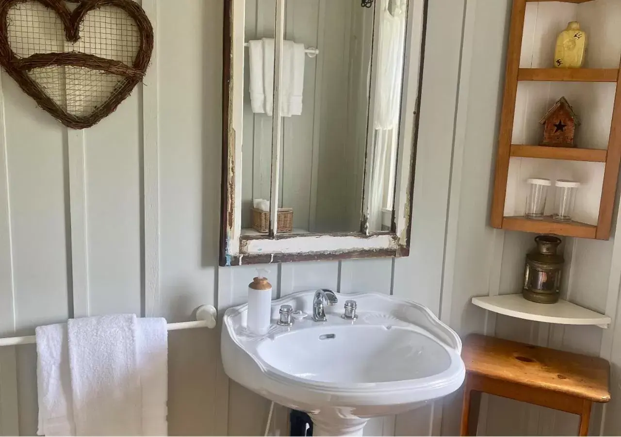 Bathroom in Quarrystone House B&B