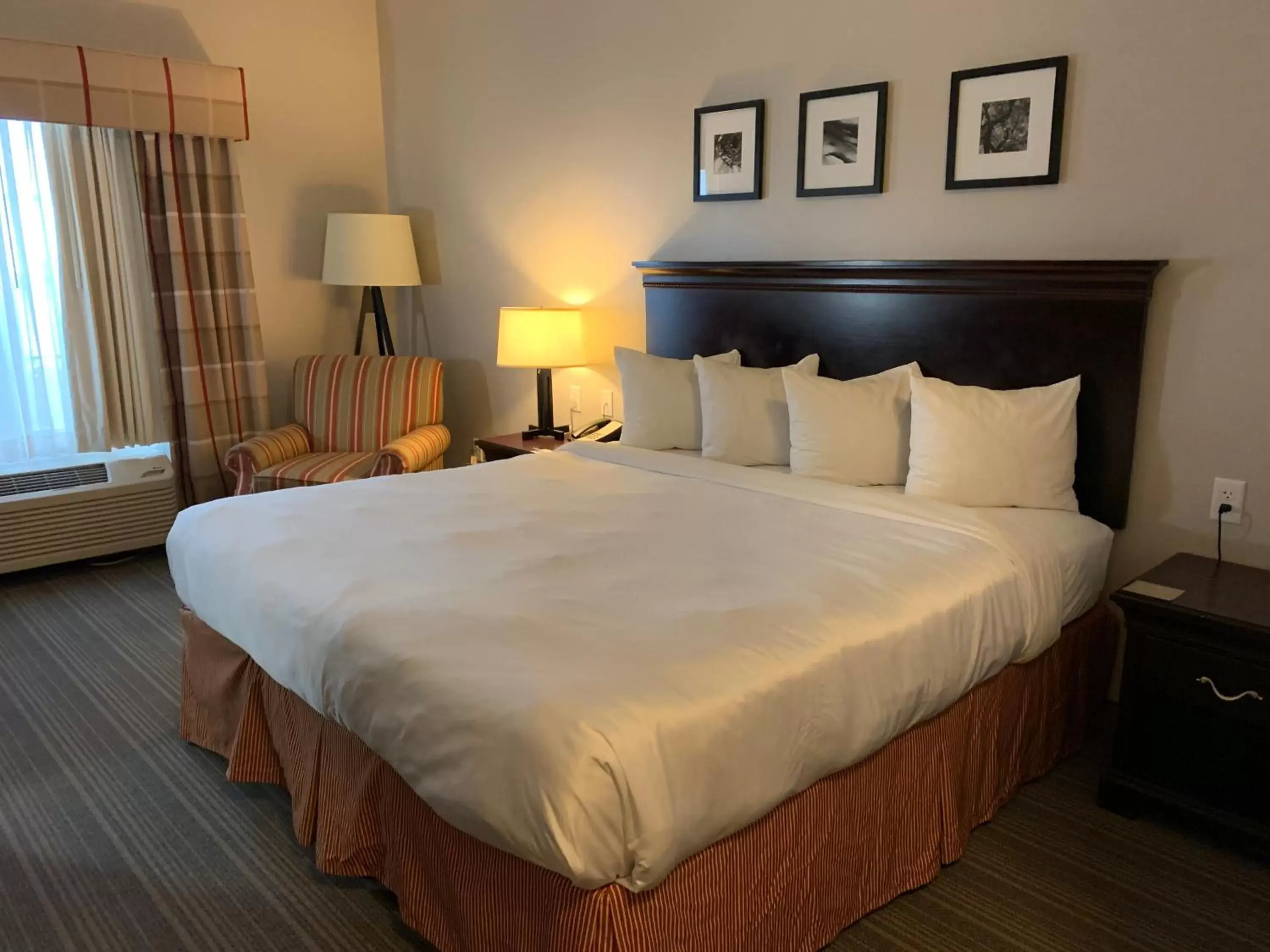 Bed in Country Inn & Suites by Radisson, Kearney, NE