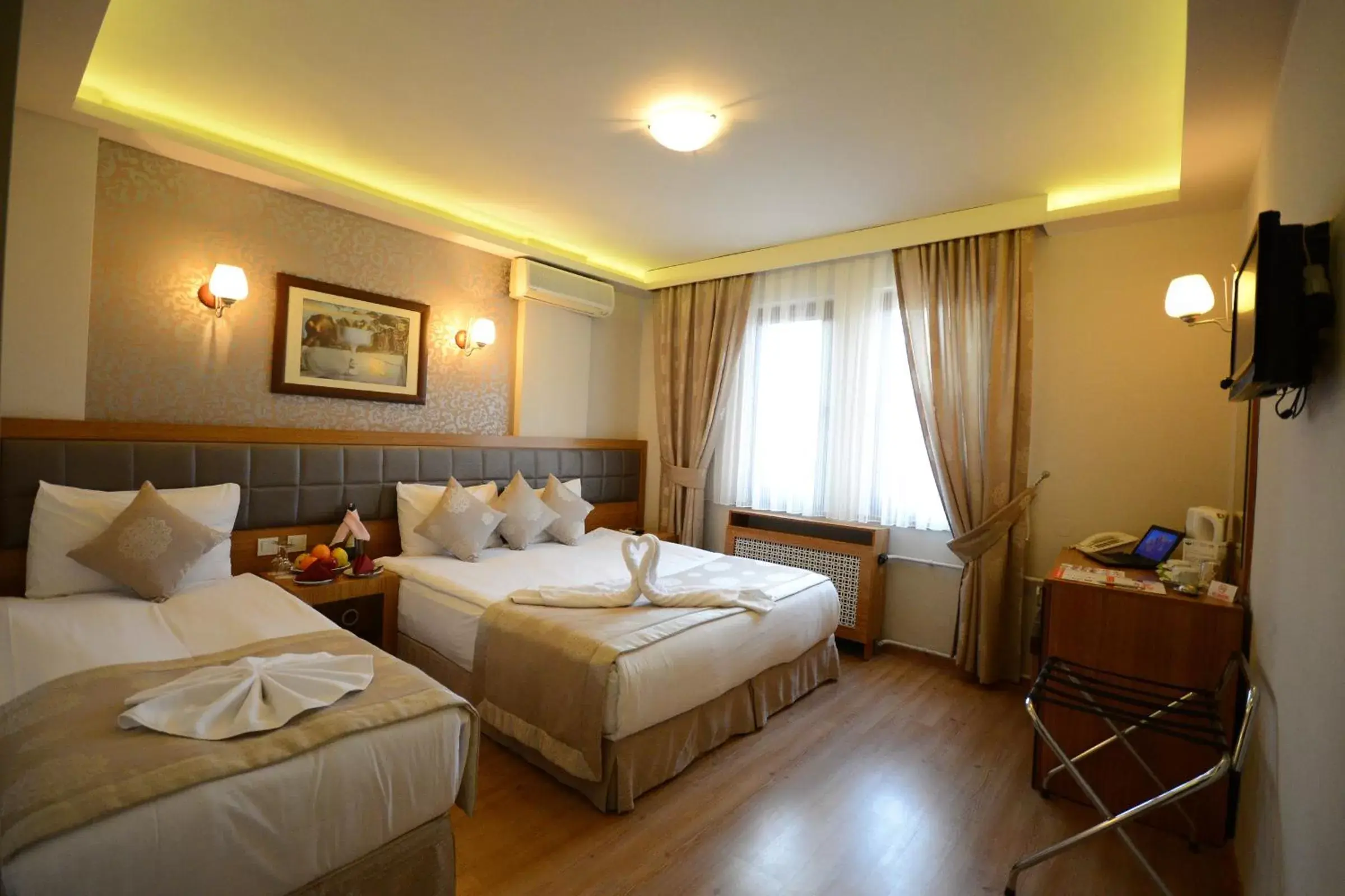 Shower, Bed in Anzac Hotel