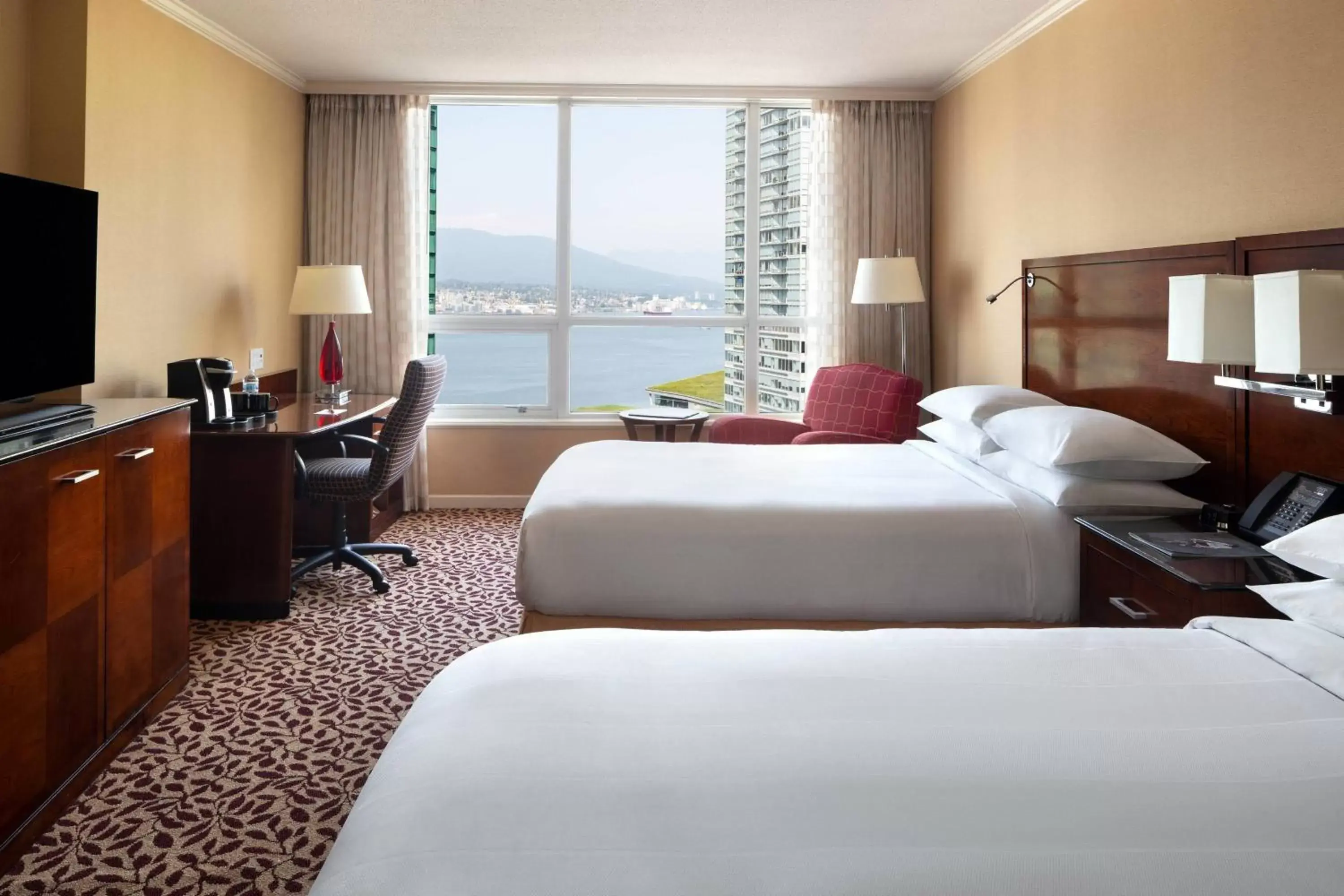 Photo of the whole room, Bed in Vancouver Marriott Pinnacle Downtown Hotel