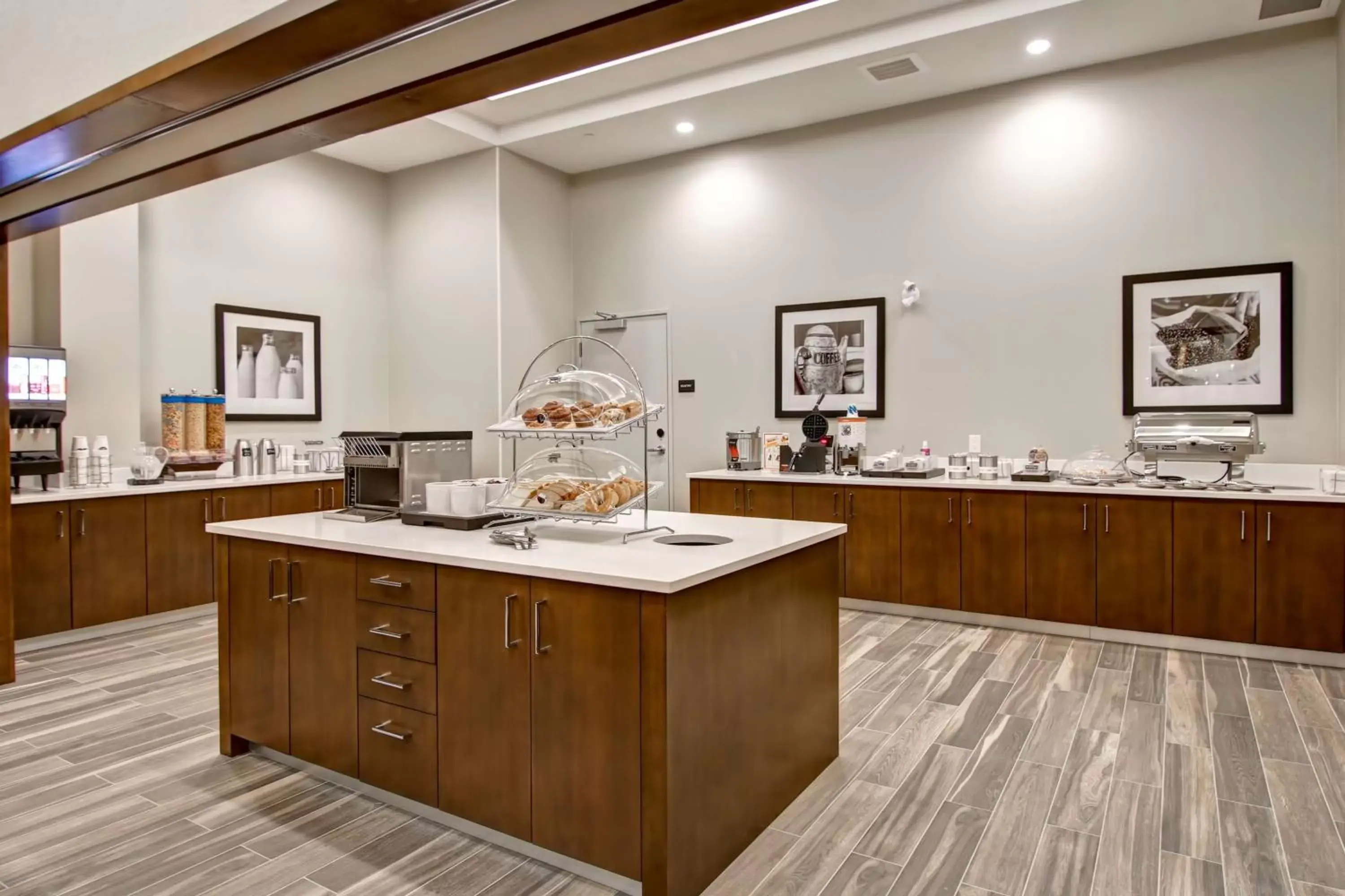 Breakfast, Kitchen/Kitchenette in Hampton Inn & Suites by Hilton Grande Prairie