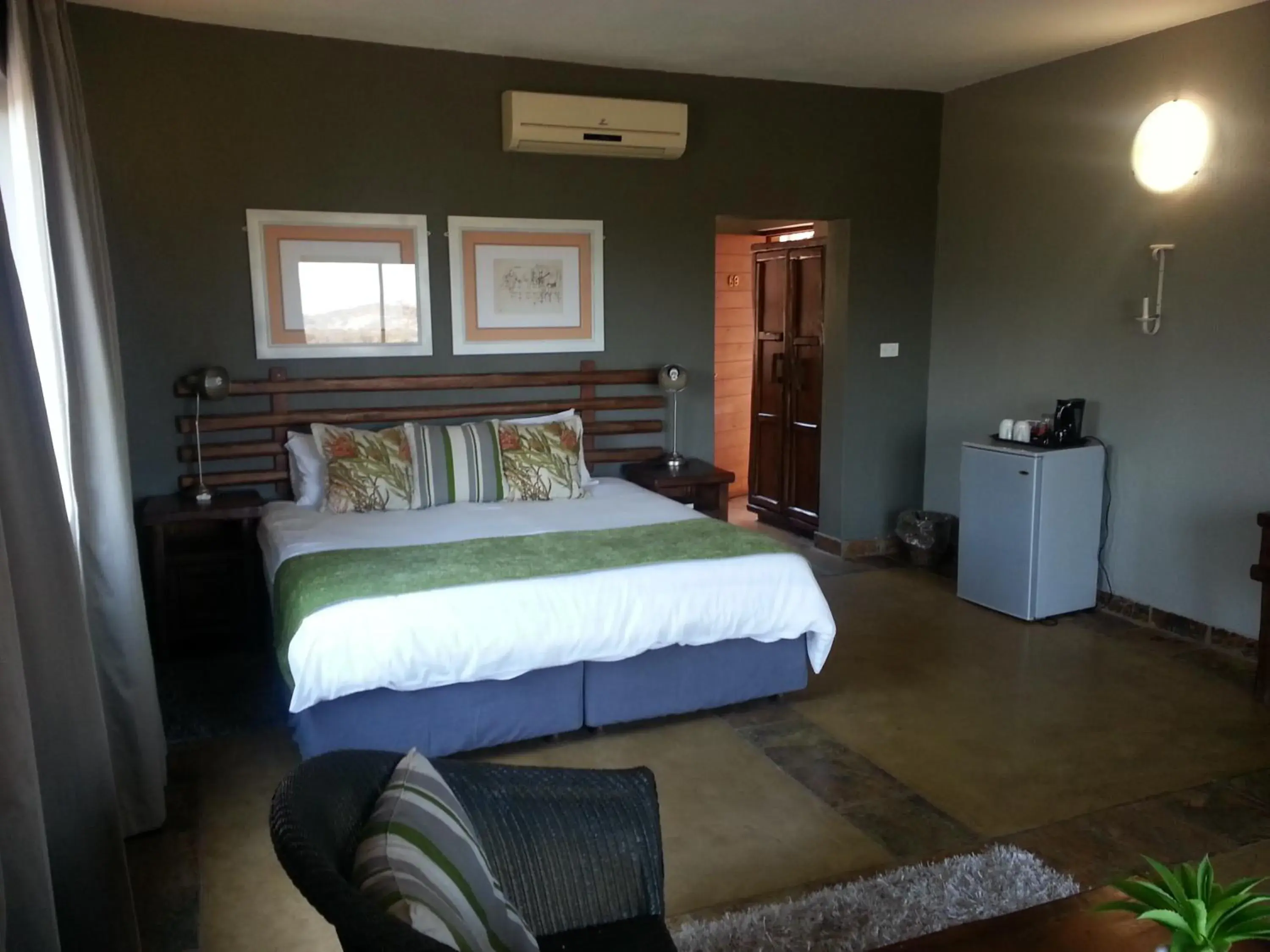 Photo of the whole room, Bed in eBundu Lodge