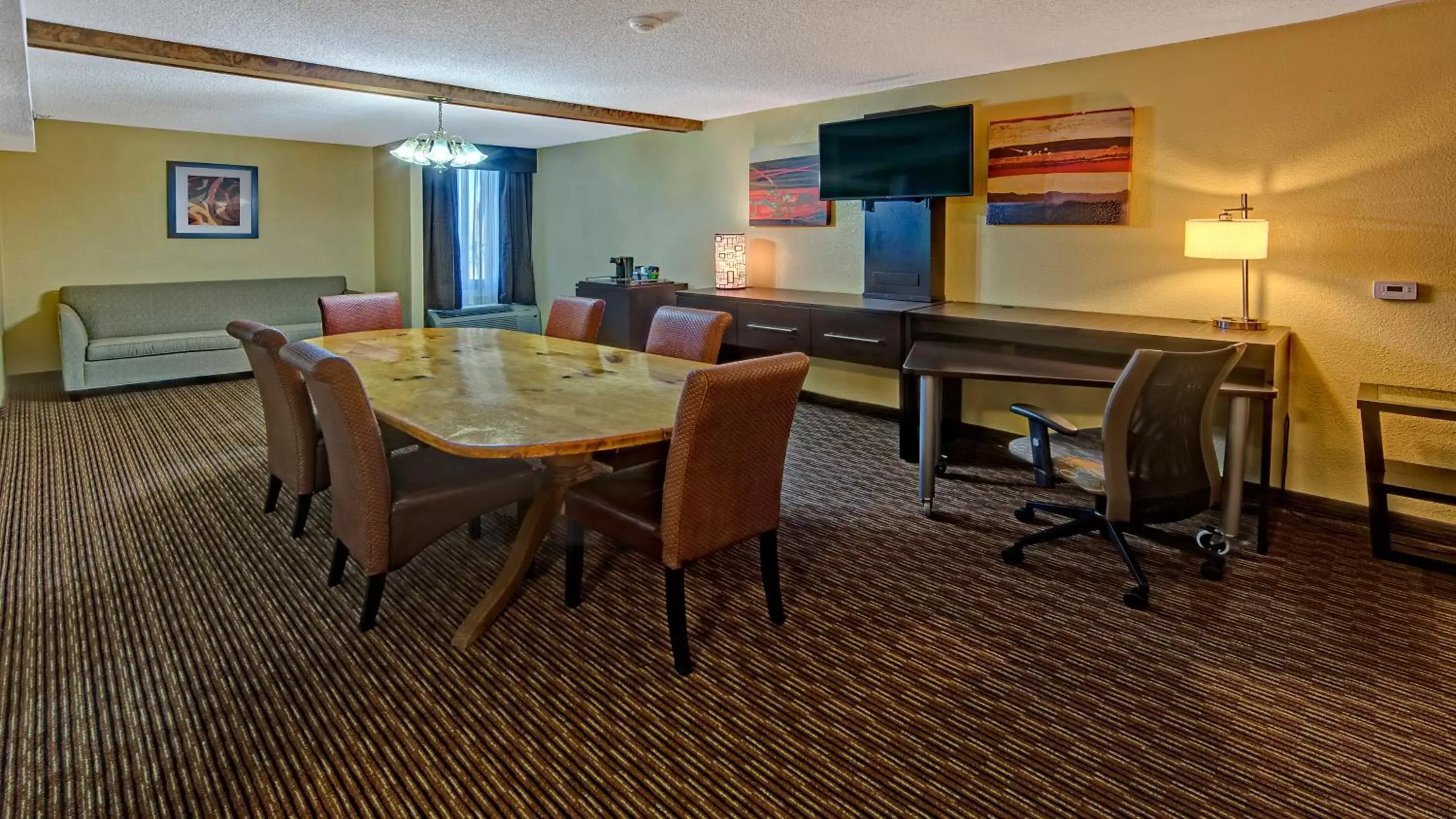 Seating area, Dining Area in Clarion Hotel & Suites Conference Center Memphis Airport