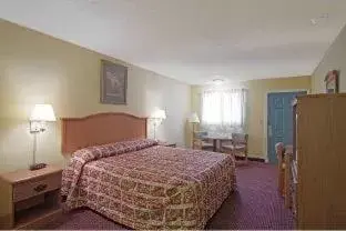 Queen Room with Two Queen Beds - Non-Smoking in Howard Johnson by Wyndham Clarksville Tennessee