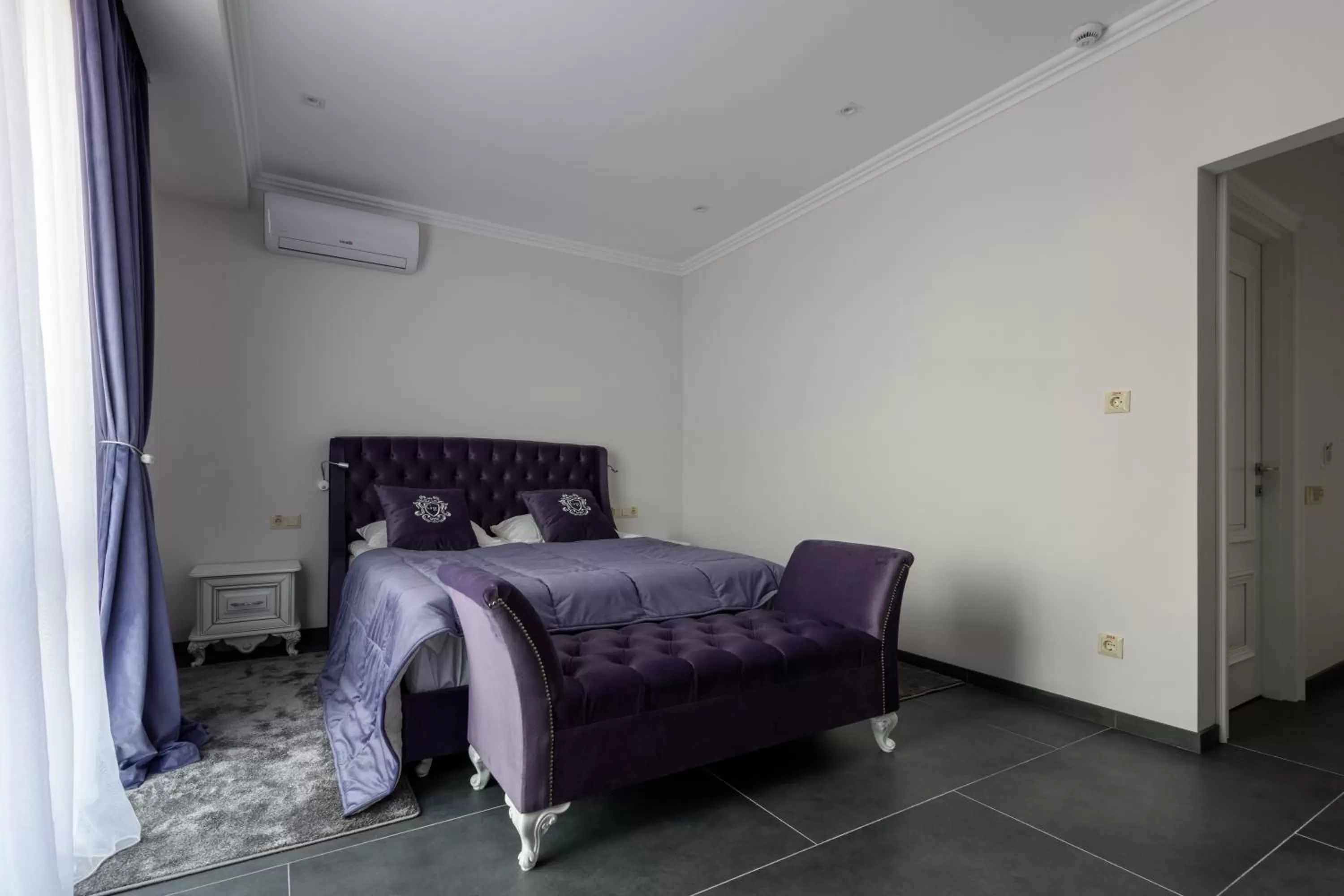 Photo of the whole room, Bed in Grand Royal