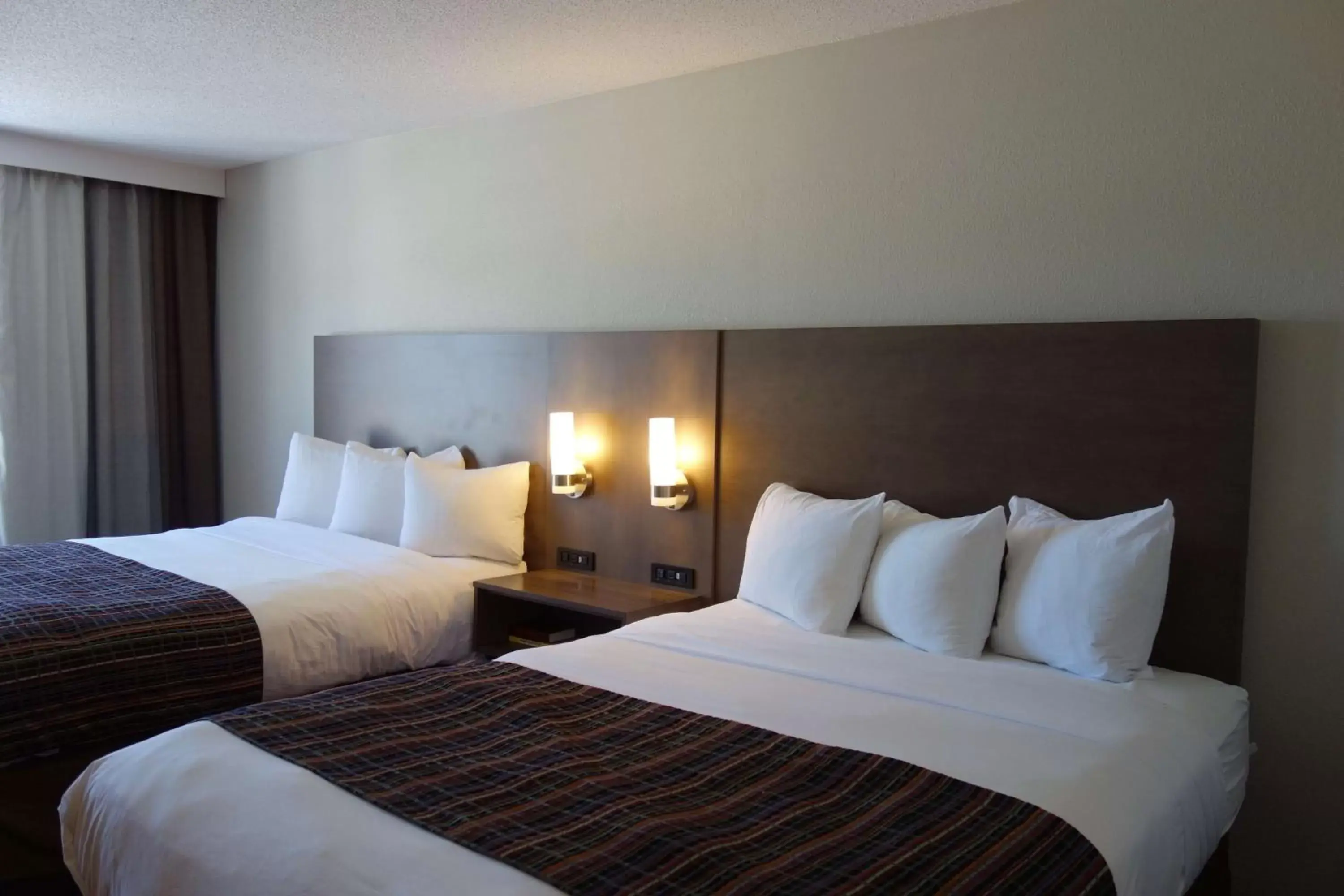 Photo of the whole room, Bed in Country Inn & Suites by Radisson, Mason City, IA
