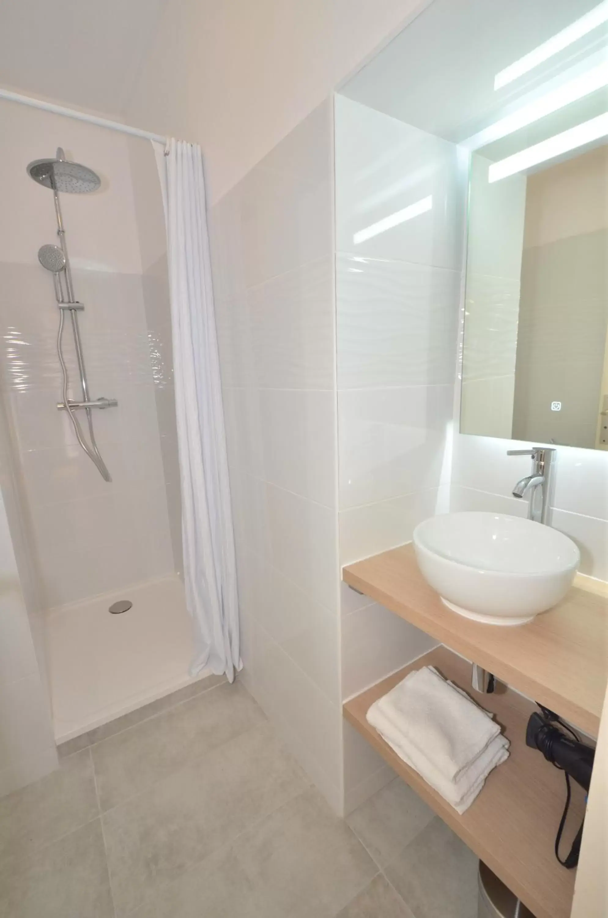 Bathroom in Hotel De La Porte Saint-Malo