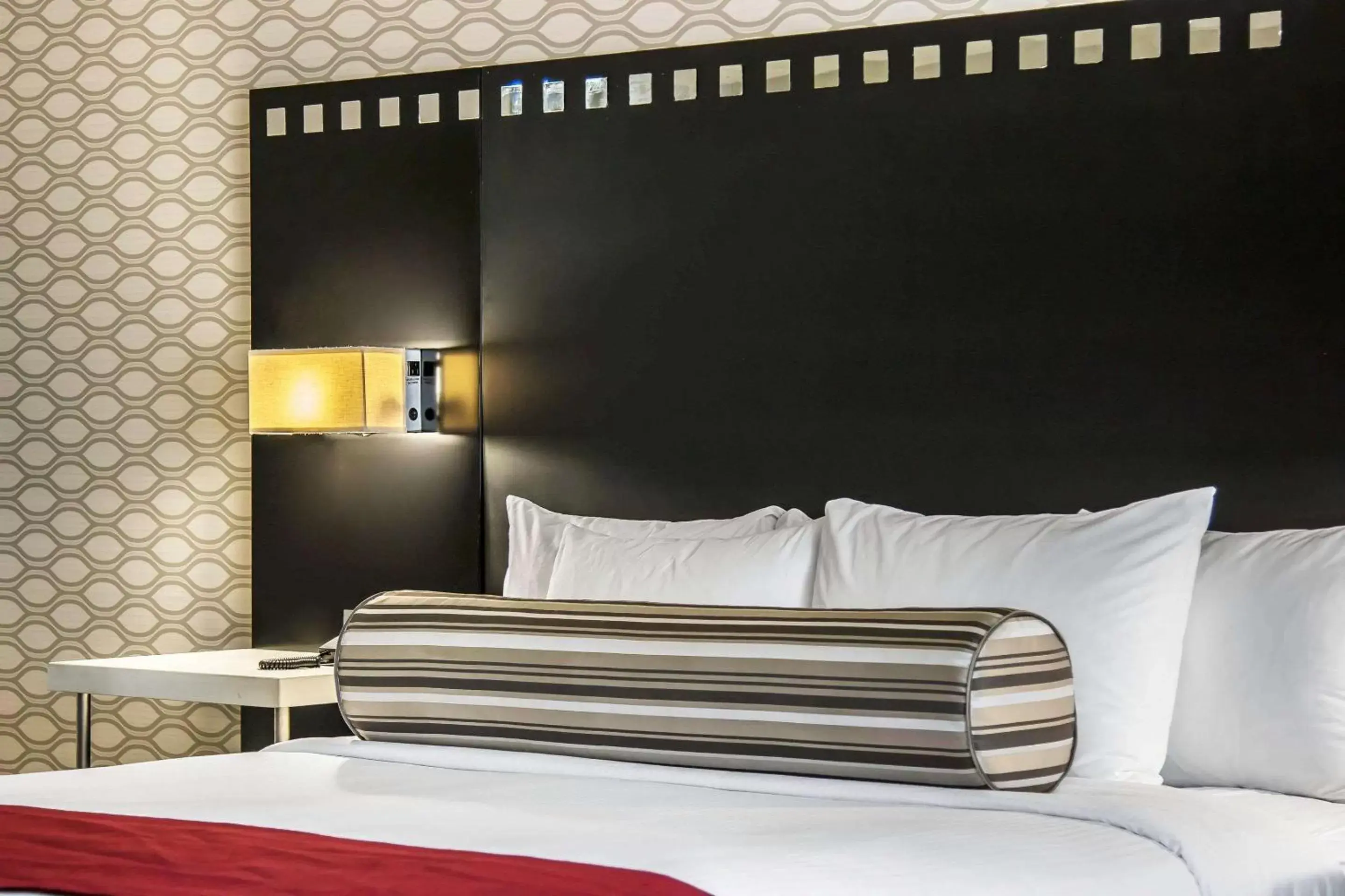 Photo of the whole room, Bed in Tilt Hotel Universal/Hollywood, Ascend Hotel Collection