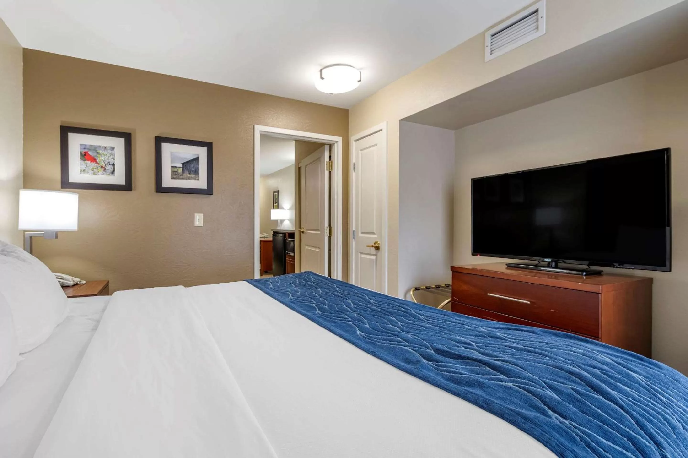 Photo of the whole room, Bed in Comfort Inn & Suites Northern Kentucky