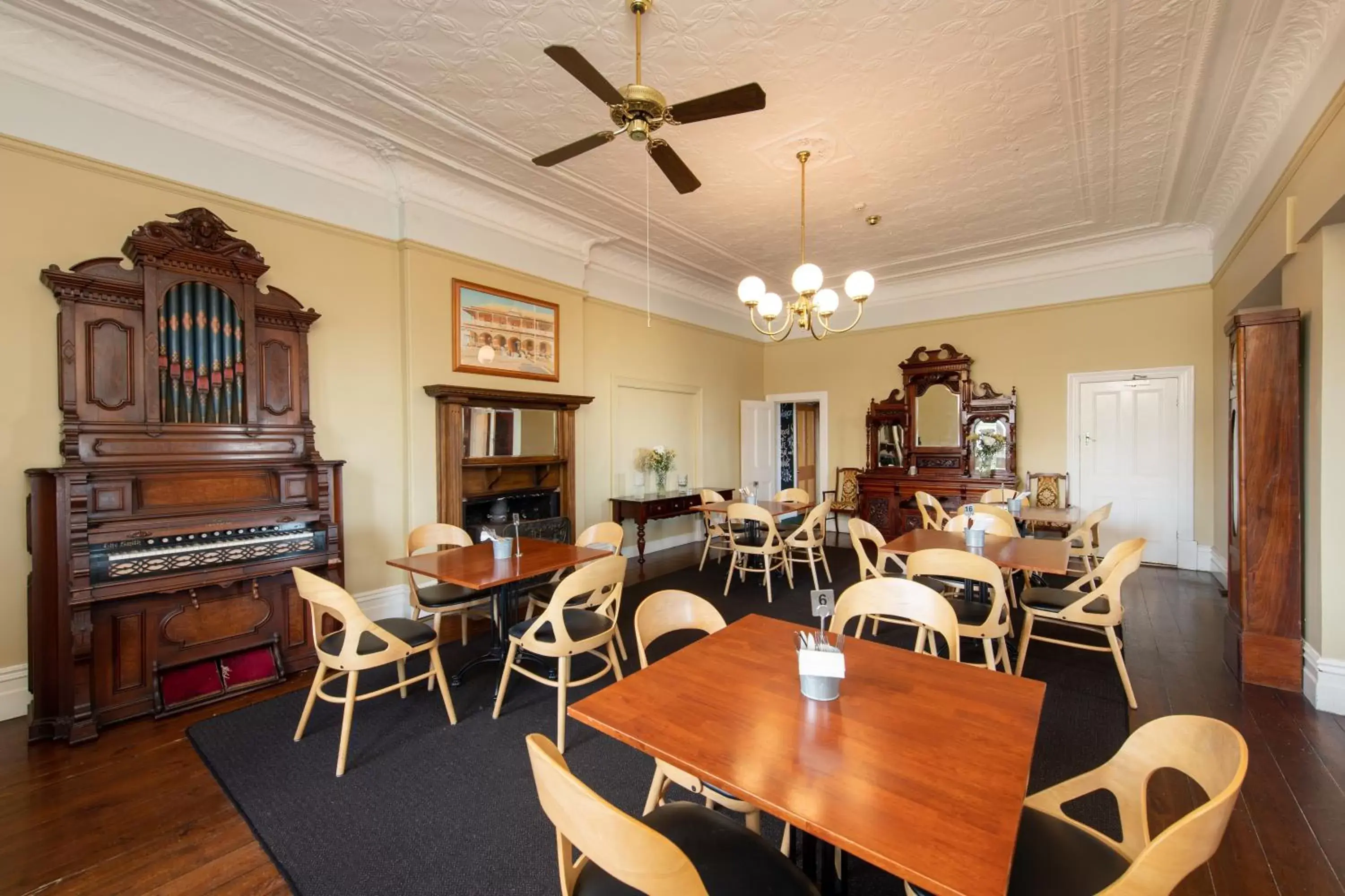 Restaurant/places to eat in Anchorage Seafront Hotel Restaurant/places to eat in Anchorage Seafront Hotel