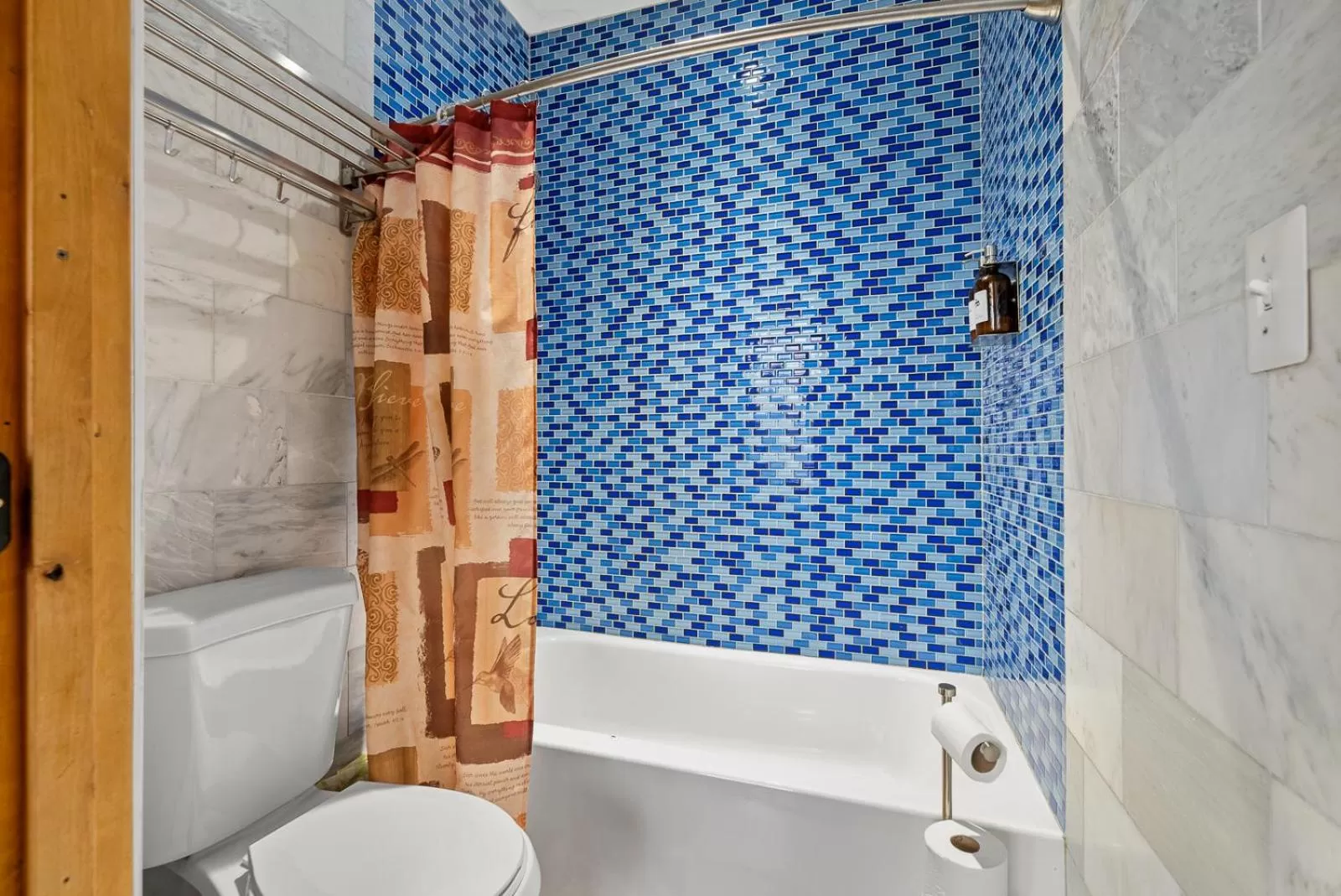 Bathroom in Qupqugiaq Inn