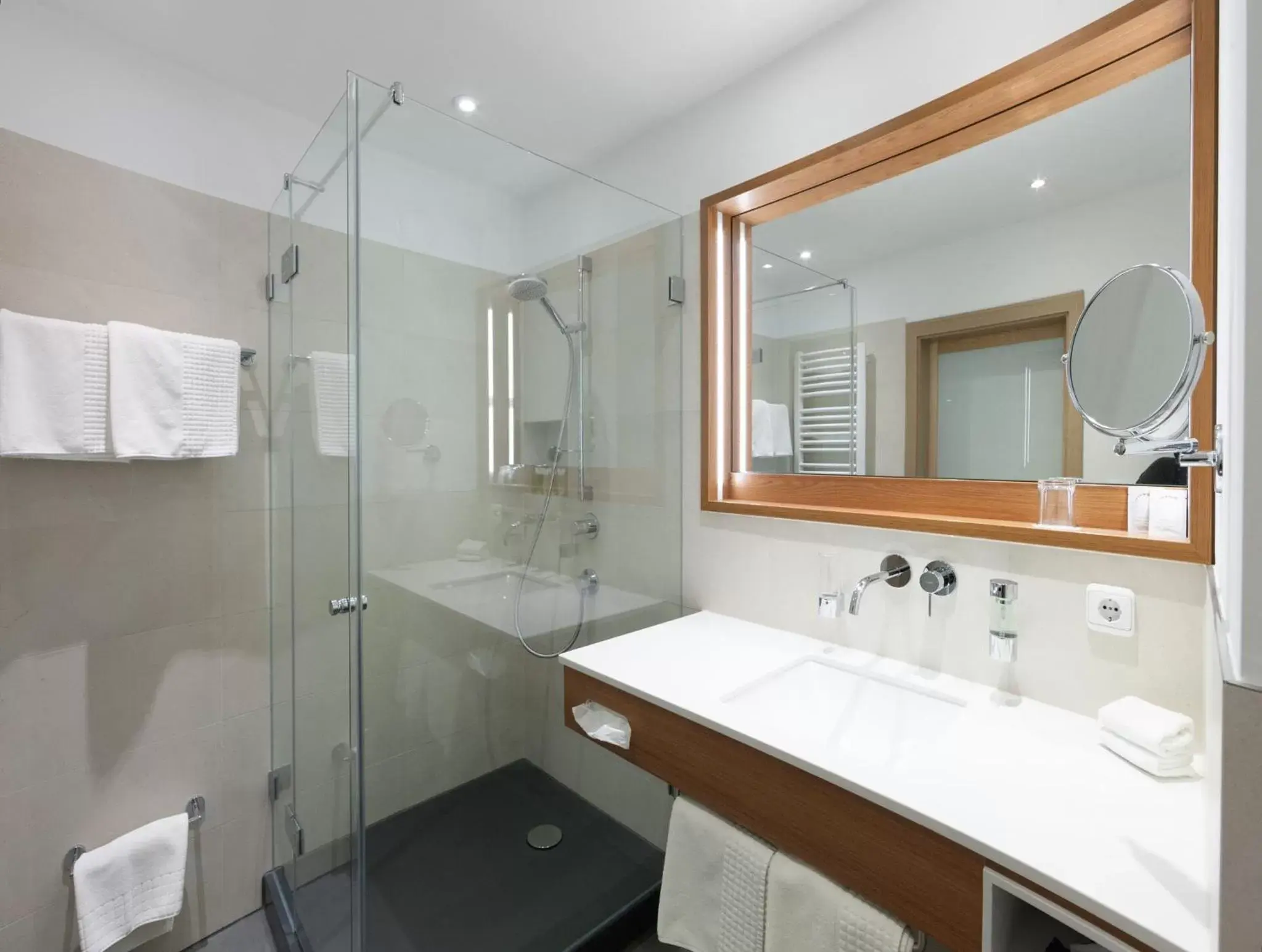 Shower, Bathroom in Hotel Hachinger Hof