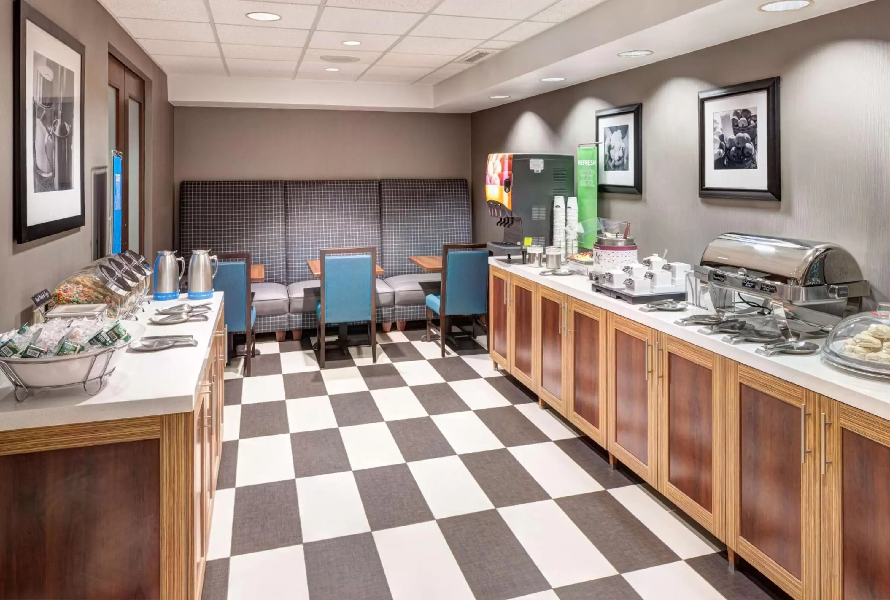 Dining area, Restaurant/Places to Eat in Hampton Inn Kansas City Liberty