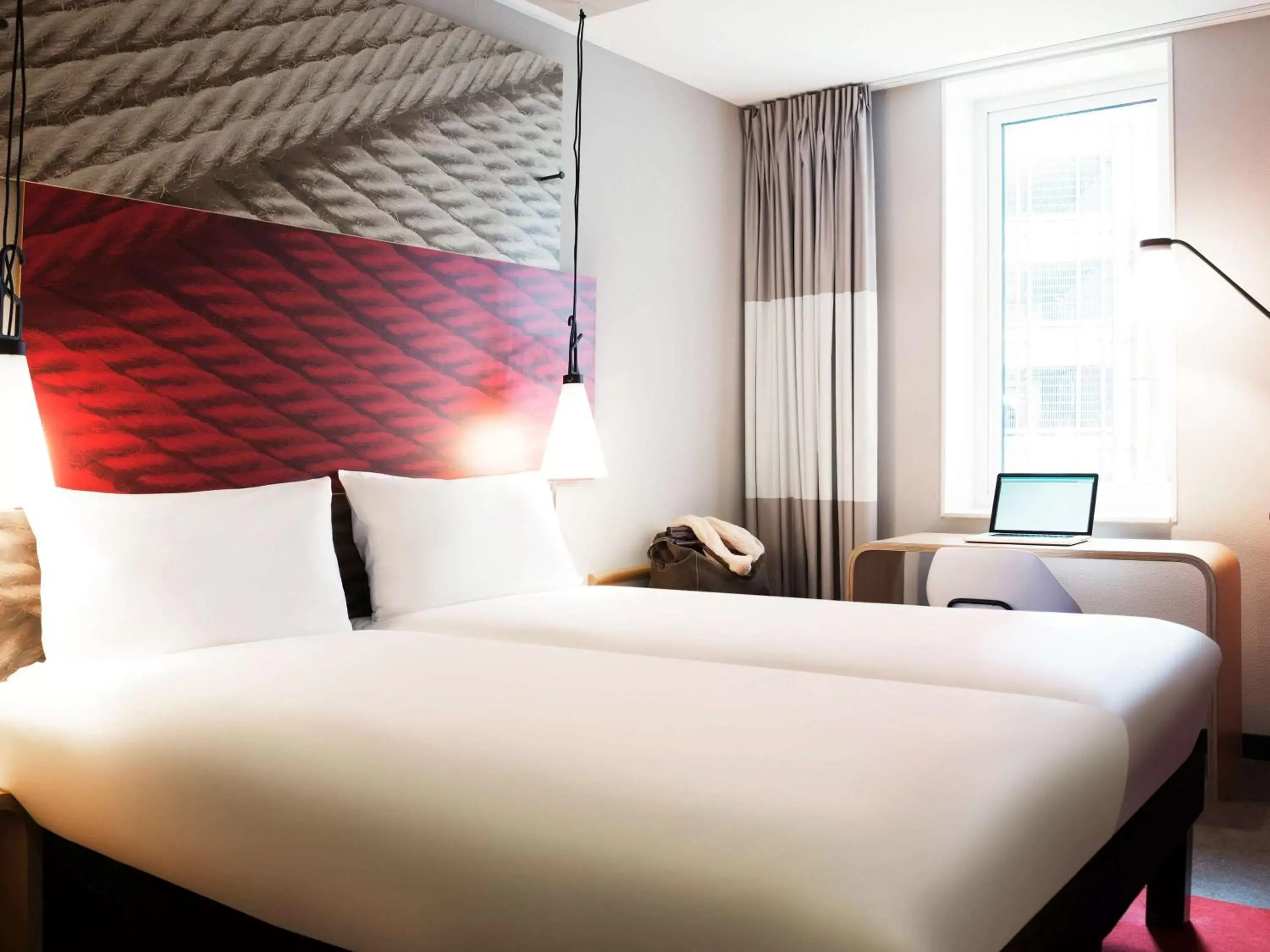 Photo of the whole room, Bed in ibis Rotterdam City Centre