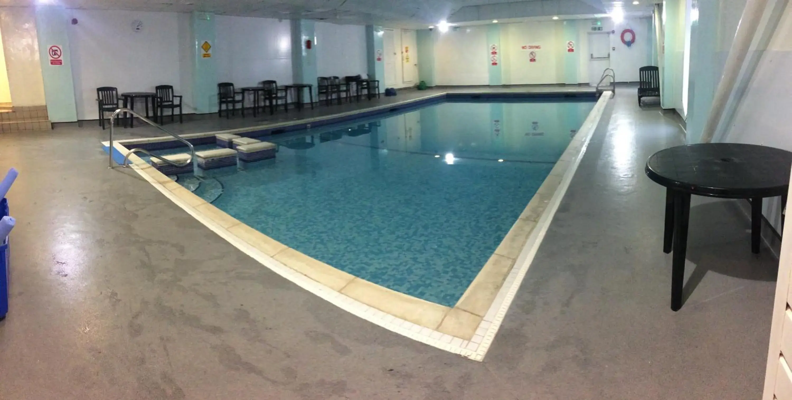 Swimming Pool in The Grand Burstin Hotel