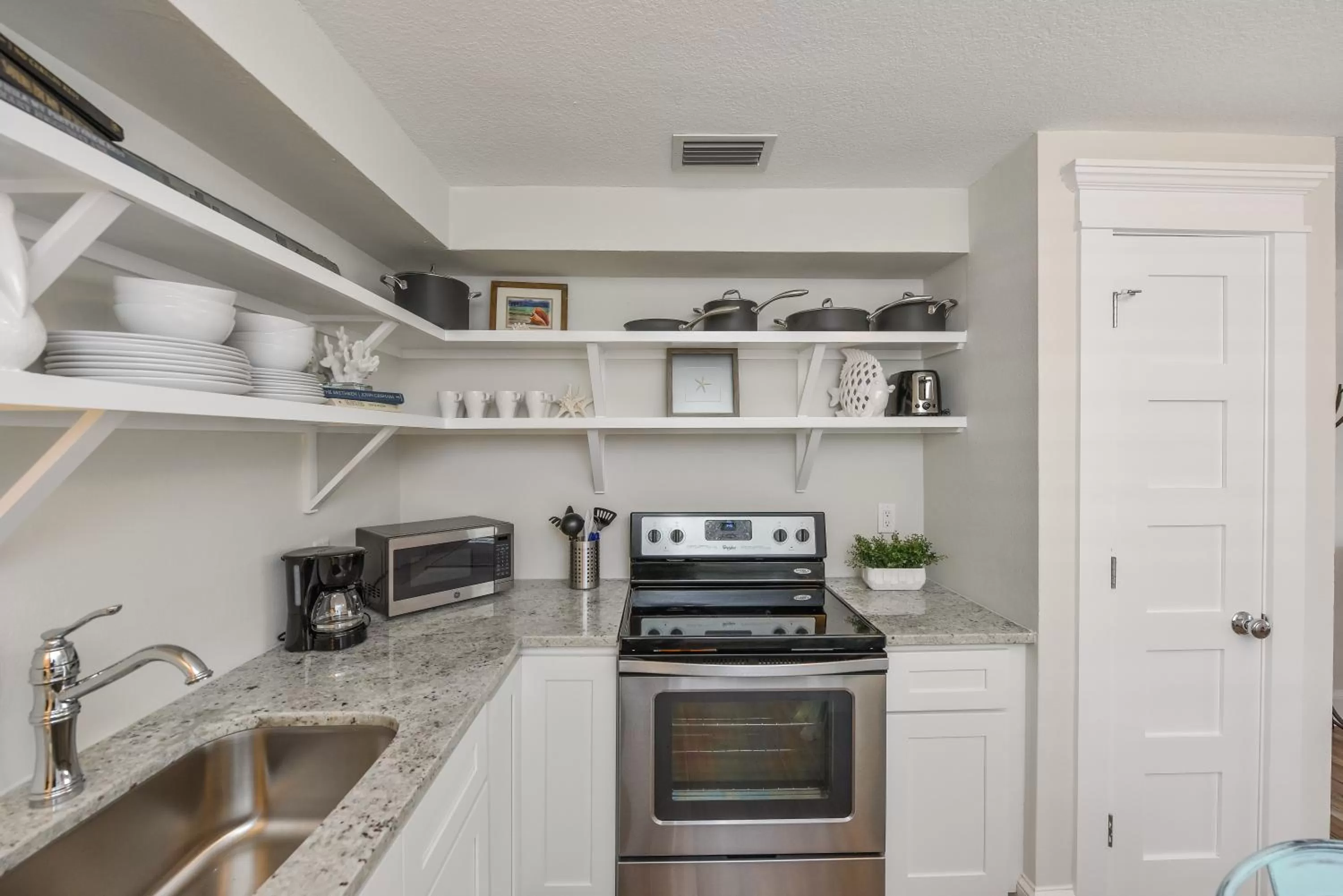 Coffee/tea facilities in Tropical Breeze Resort