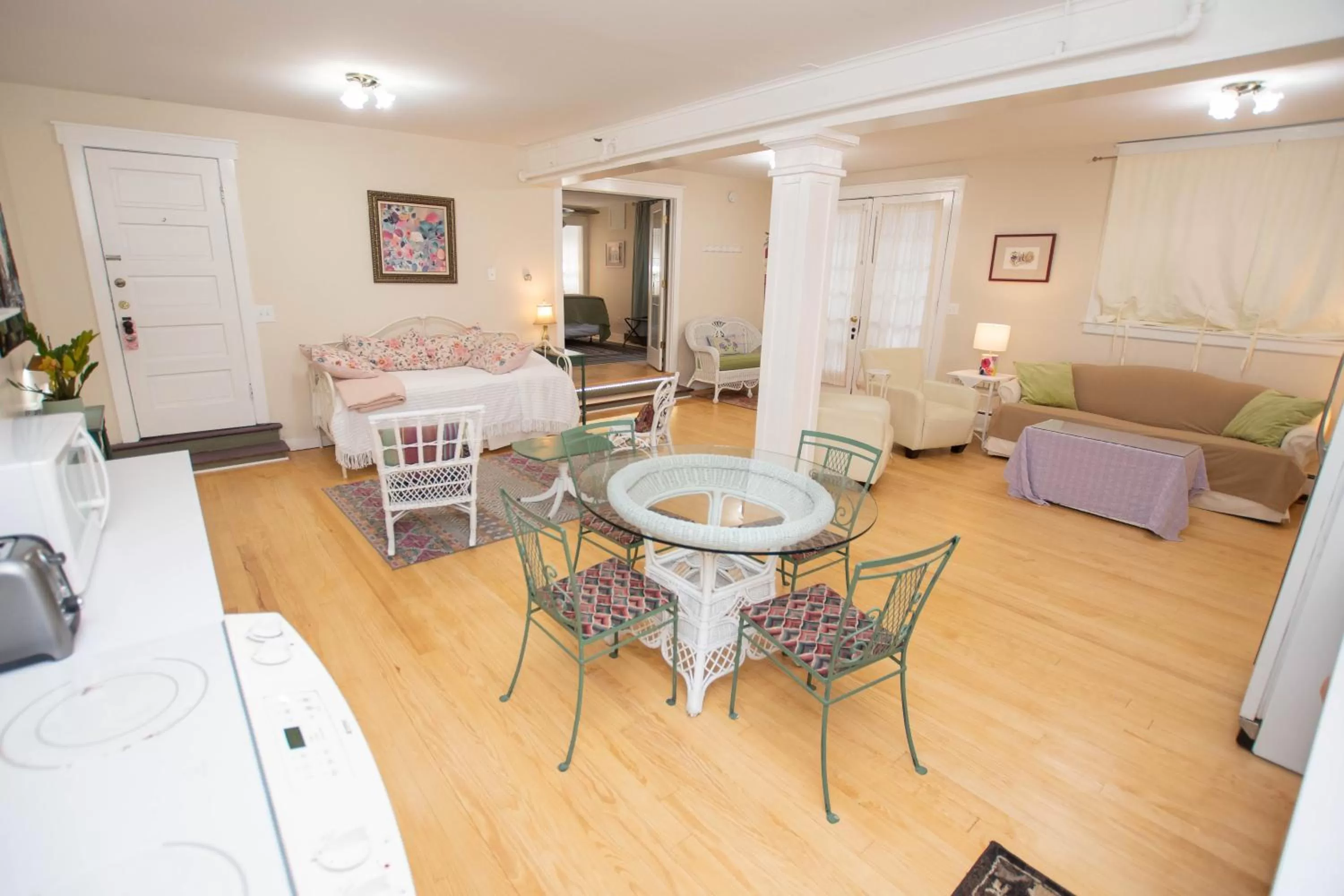 Living room, Bed in Terrace Inn and 1911 Restaurant