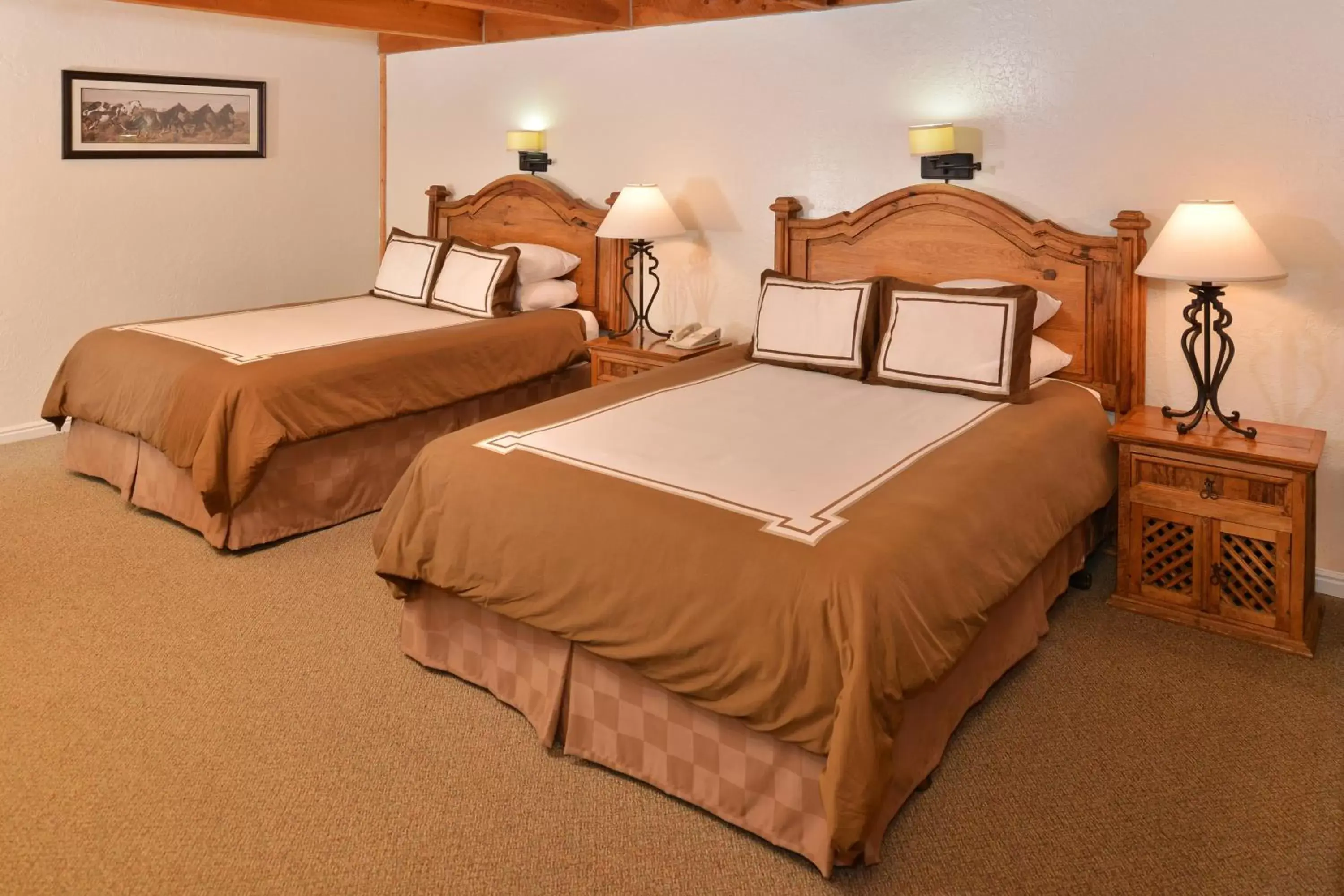 Photo of the whole room, Bed in The Boulder Creek Lodge