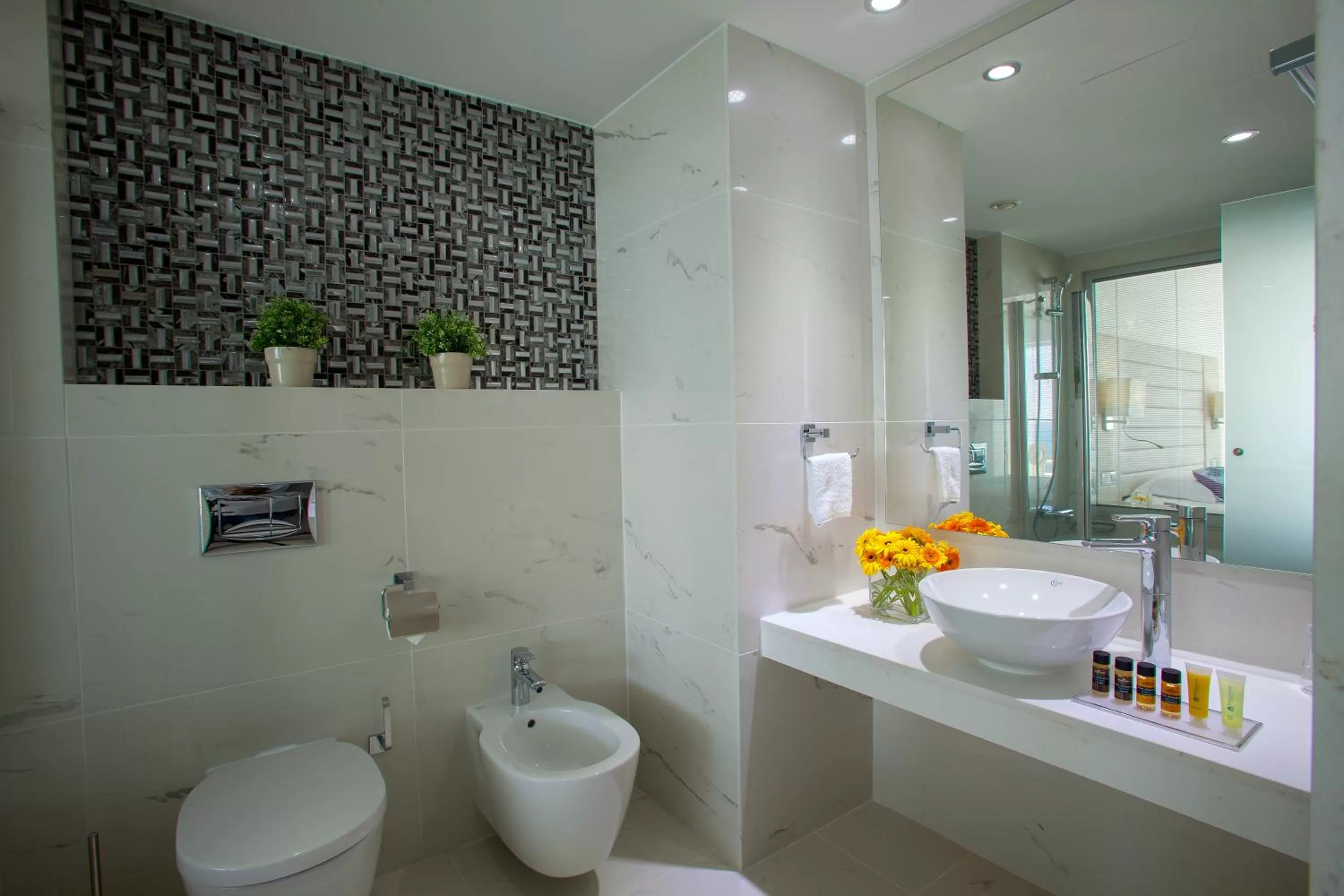 Shower in King Evelthon Beach Hotel & Resort