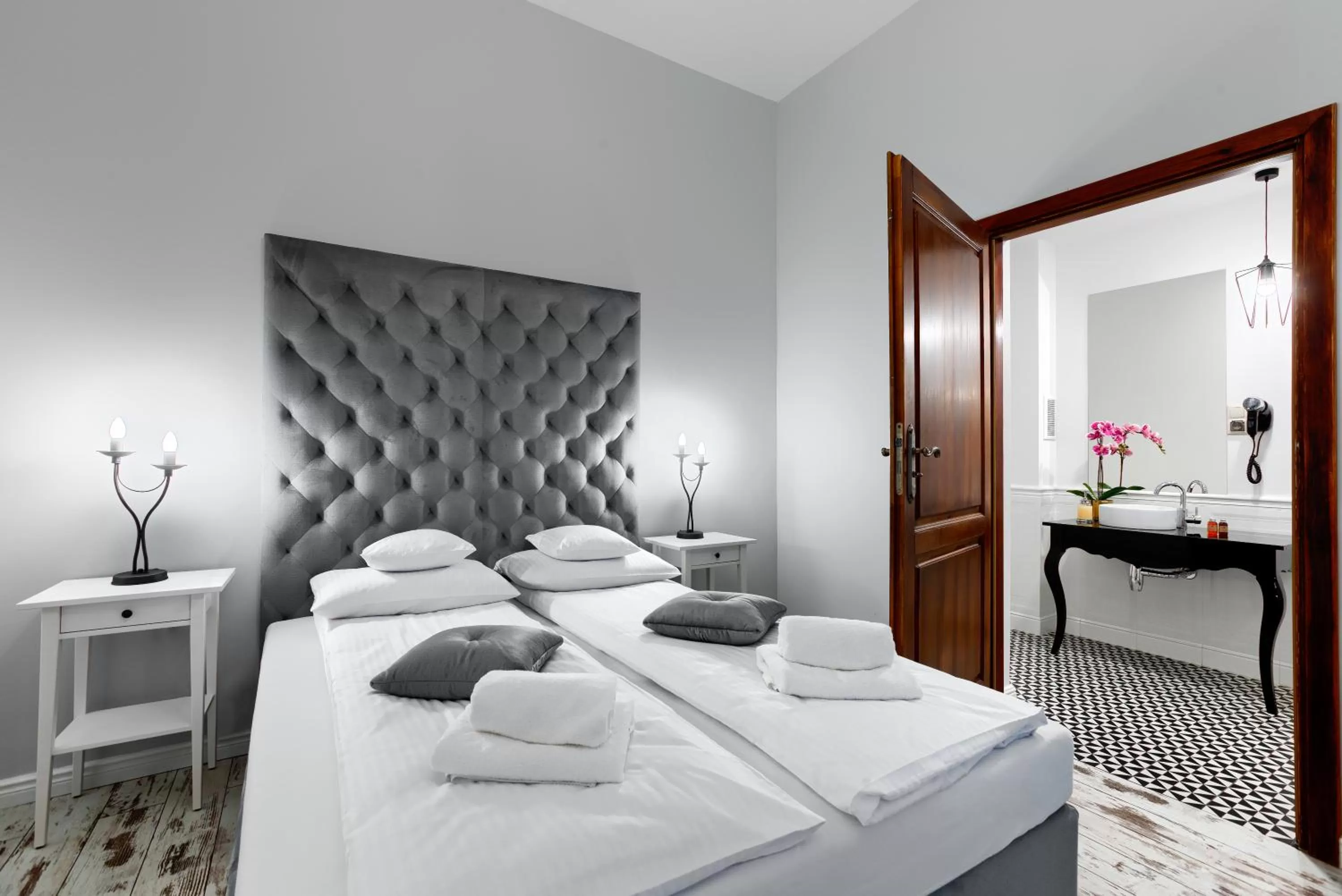 Bathroom, Bed in Aparthotel 1899