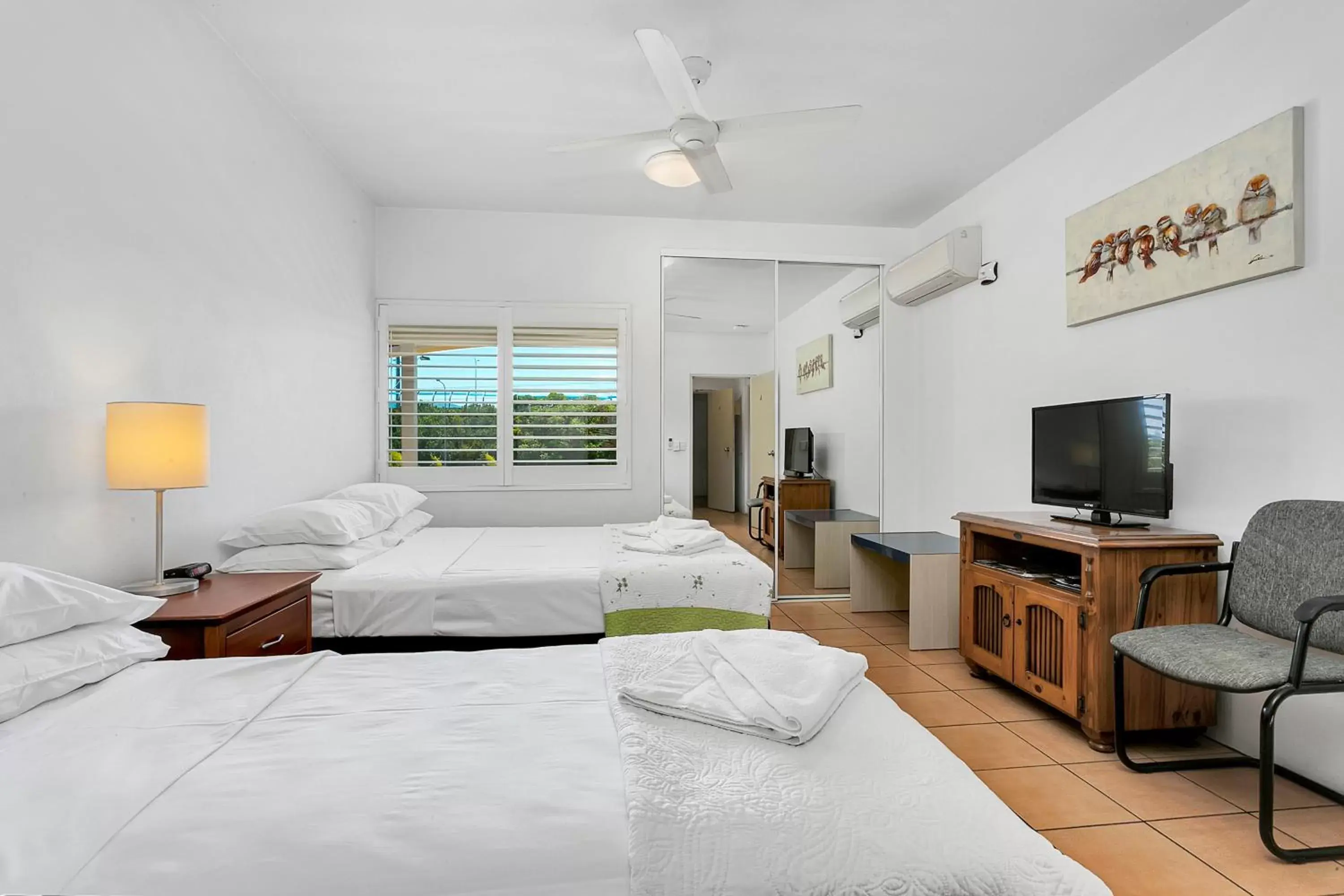 Bedroom, TV/Entertainment Center in Cairns Reef Apartments & Motel