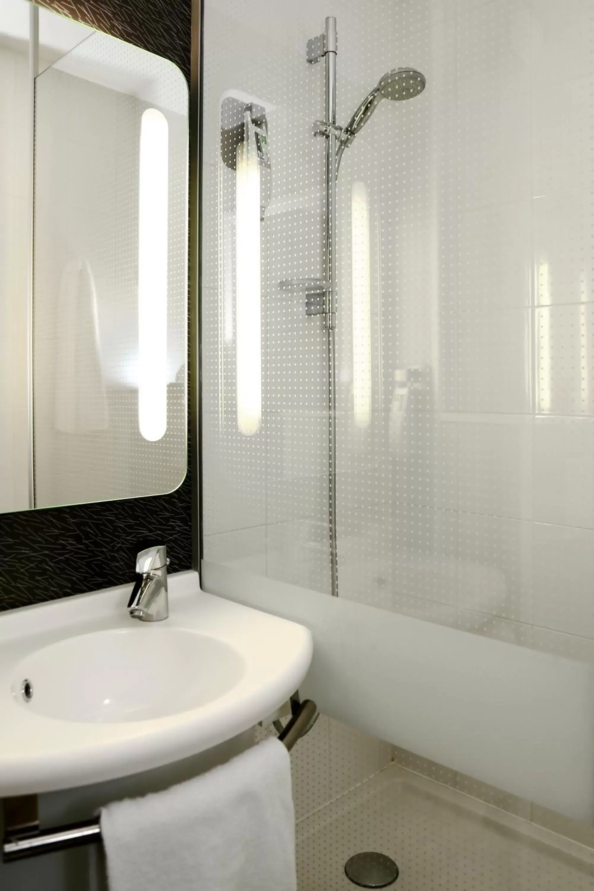 Bathroom in ibis Orange Centre Echangeur A7 A9 Bathroom in ibis Orange Centre Echangeur A7 A9