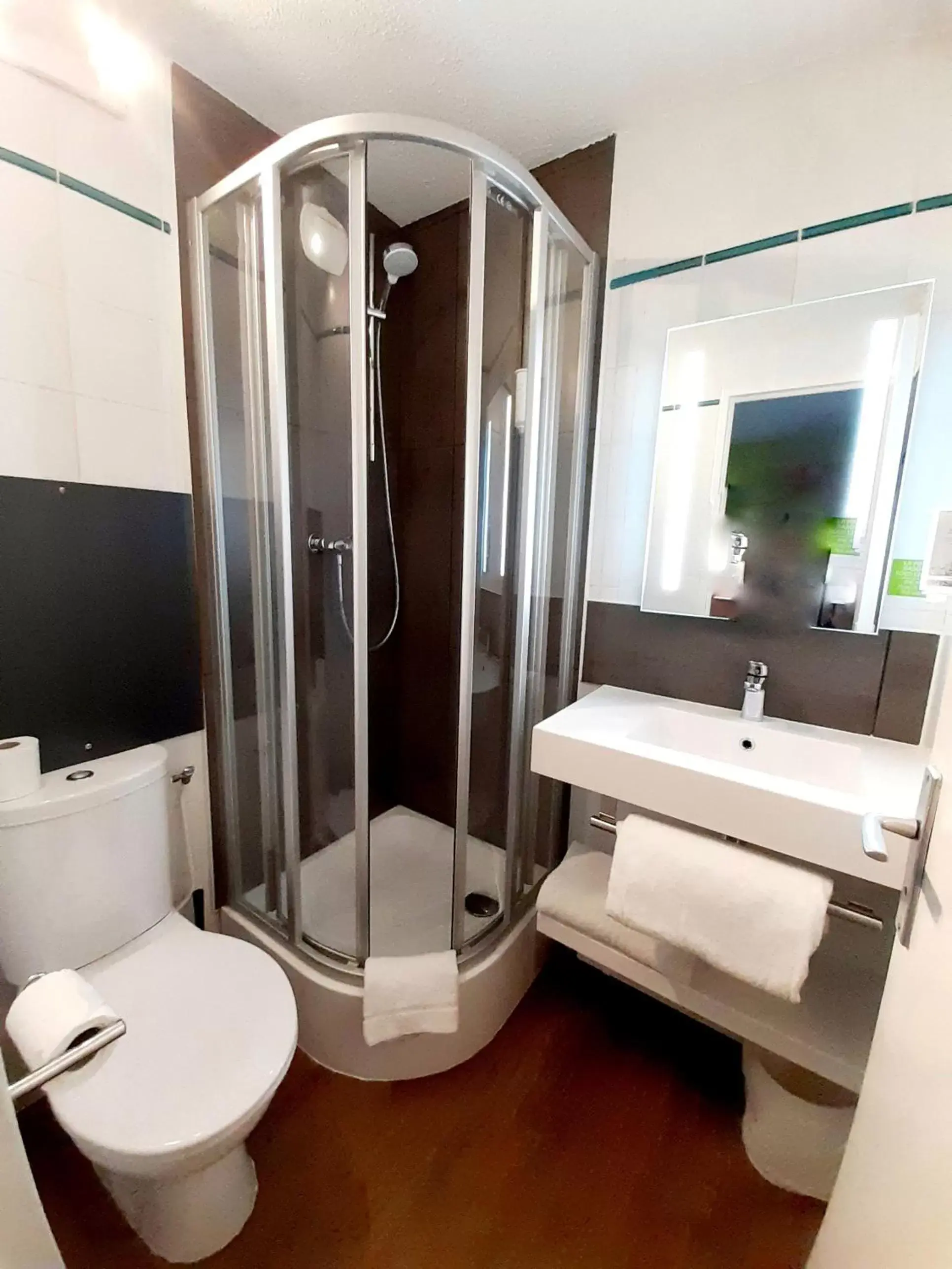 Bathroom in Brit Hotel Confort Rouen Centre