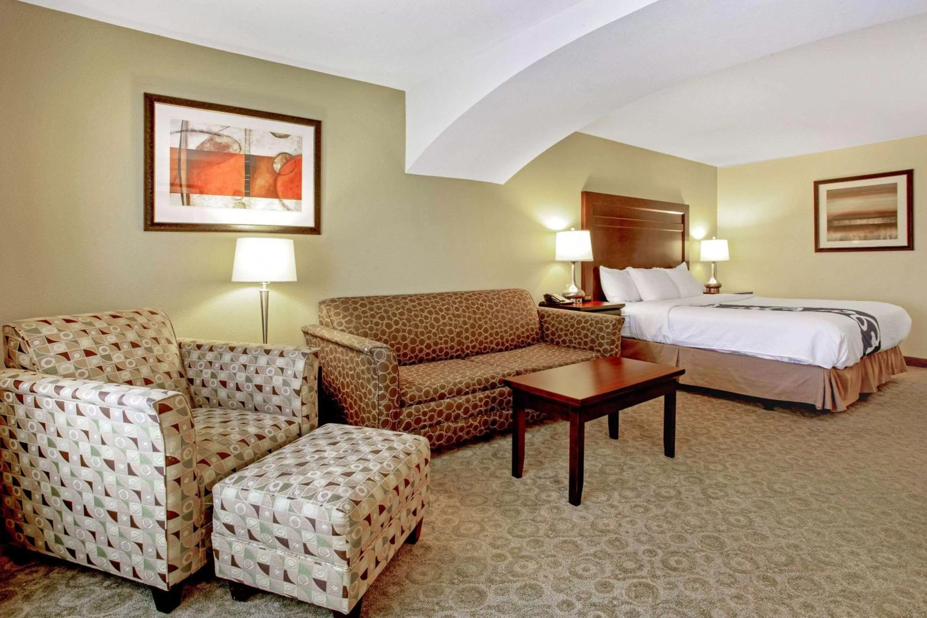 Photo of the whole room, Bed in La Quinta by Wyndham Bismarck