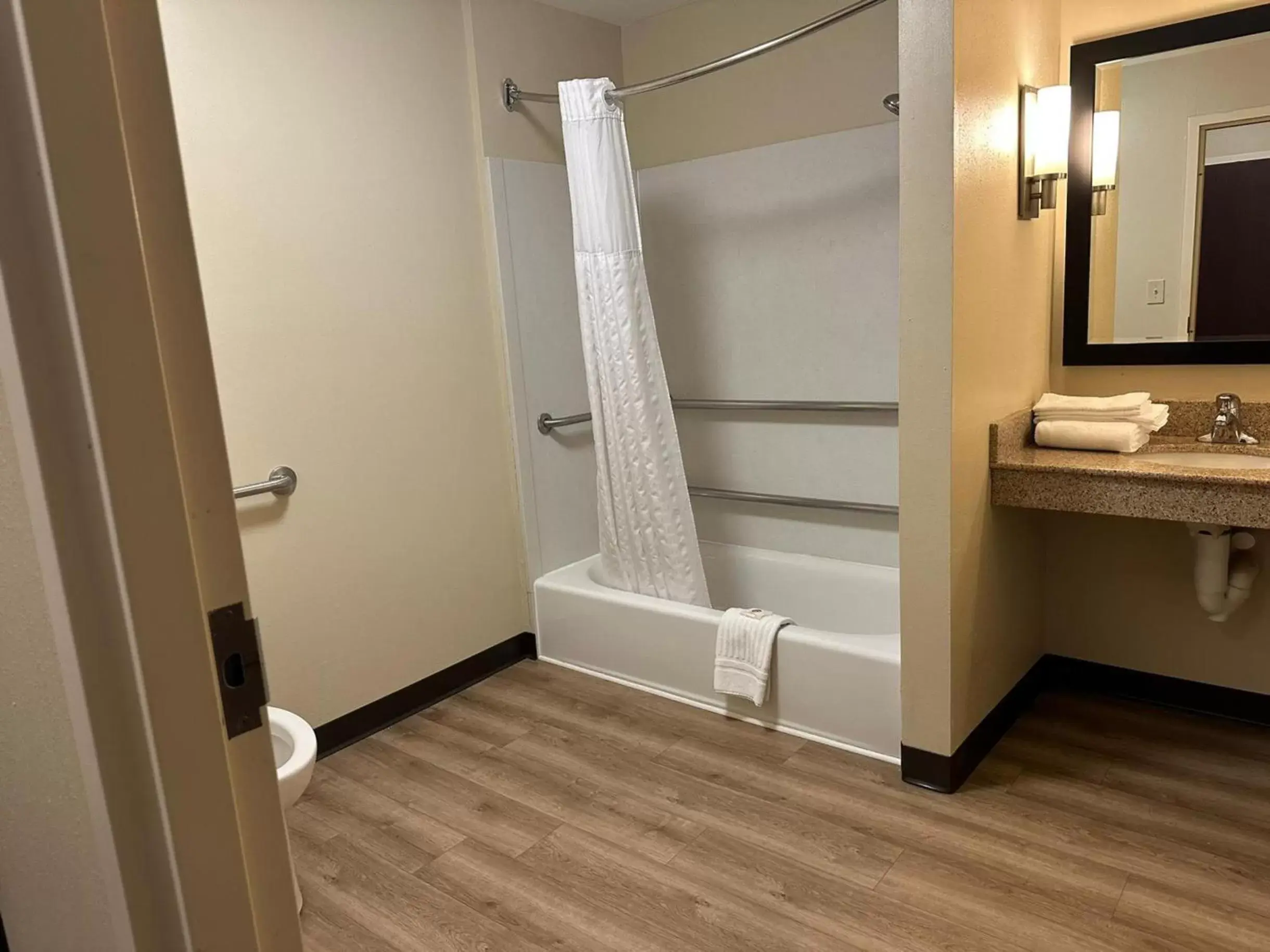 Bathroom in Comfort Suites Columbus East Broad