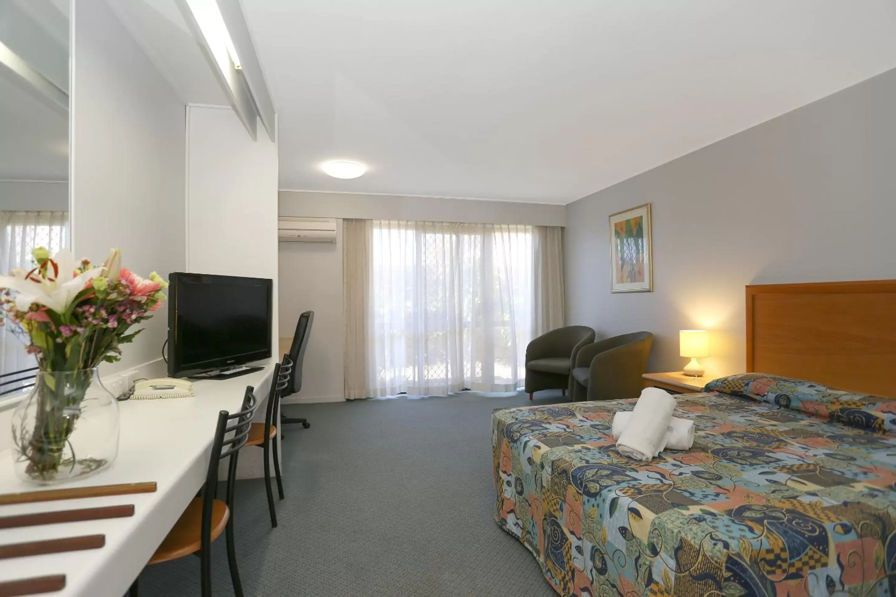 Bed, TV/Entertainment Center in Reef Resort Motel