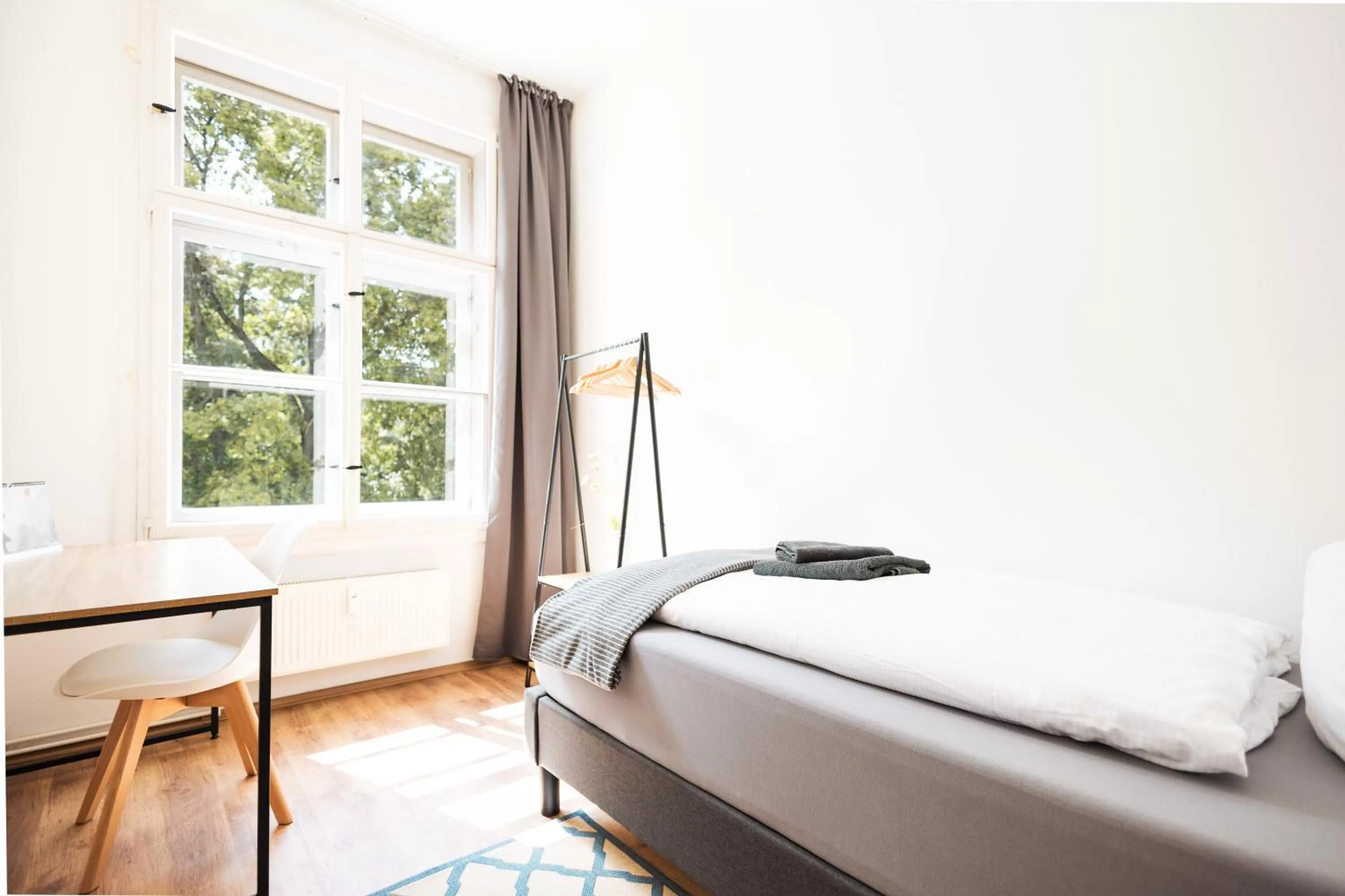 Photo of the whole room, Bed in Apartments an der Oper - Innenstadt - Zentral - Küche - Wifi - Powered by Ko-Living