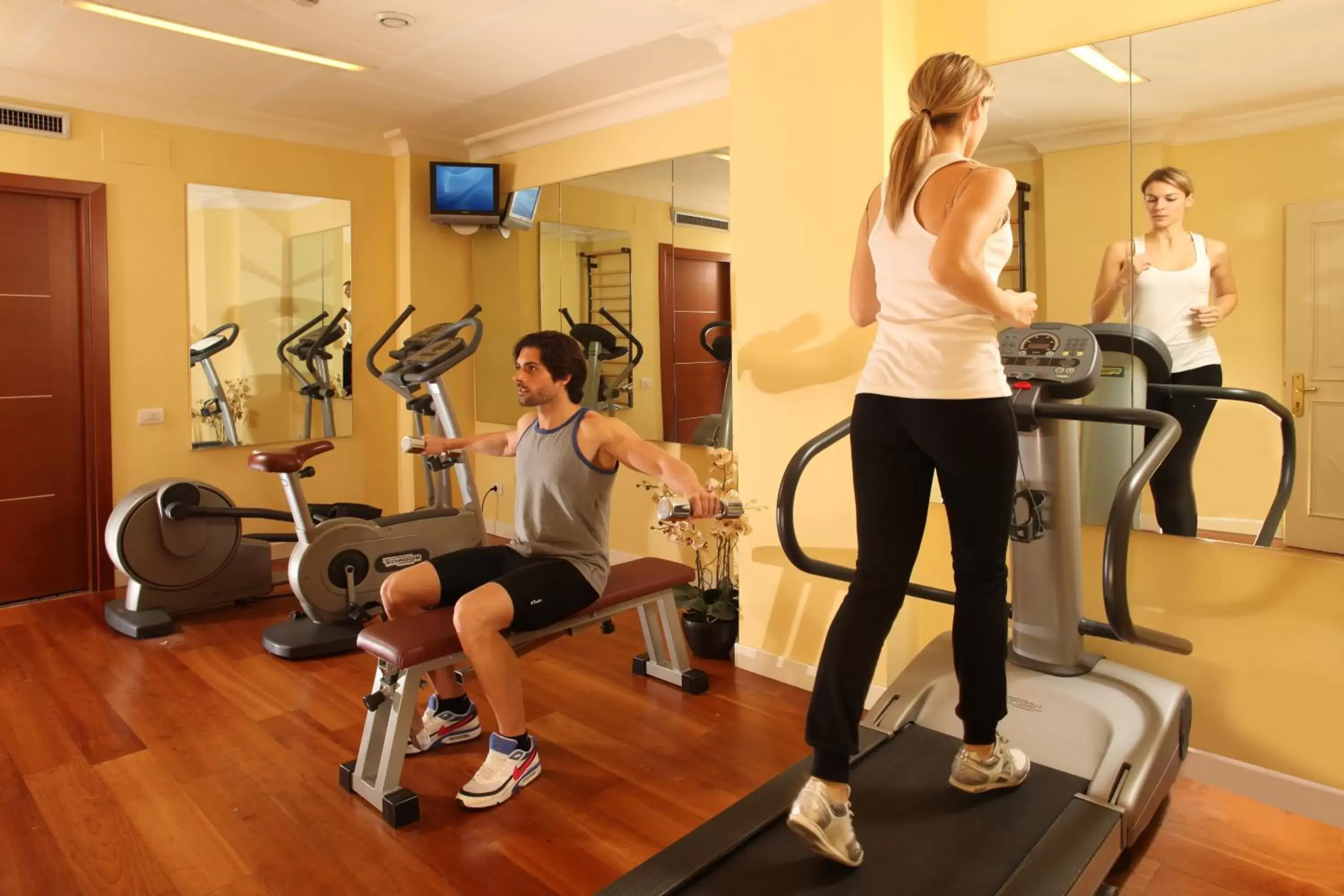 People, Fitness Center/Facilities in Hotel Degli Aranci