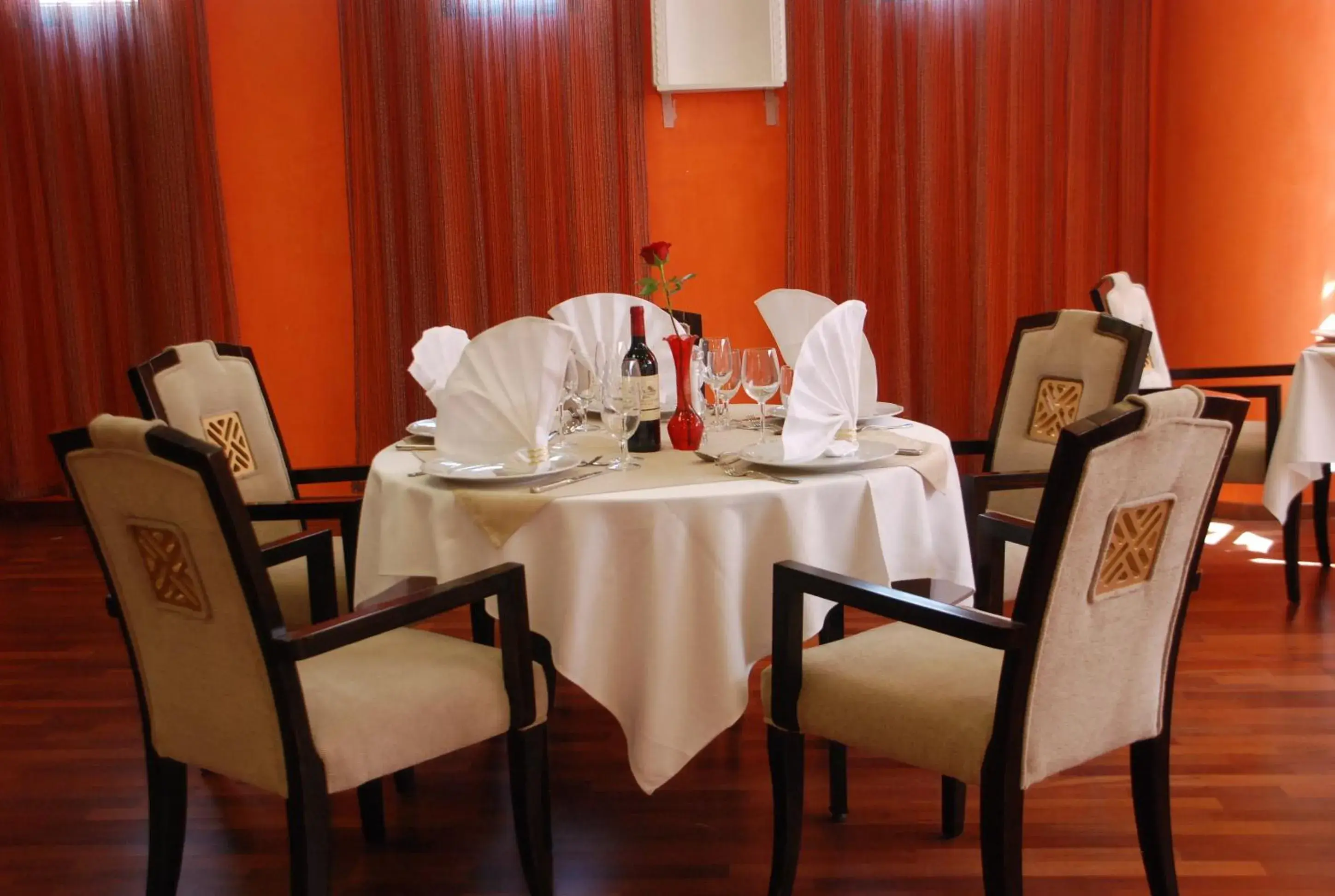 Restaurant/Places to Eat in Saro-Maria Hotel